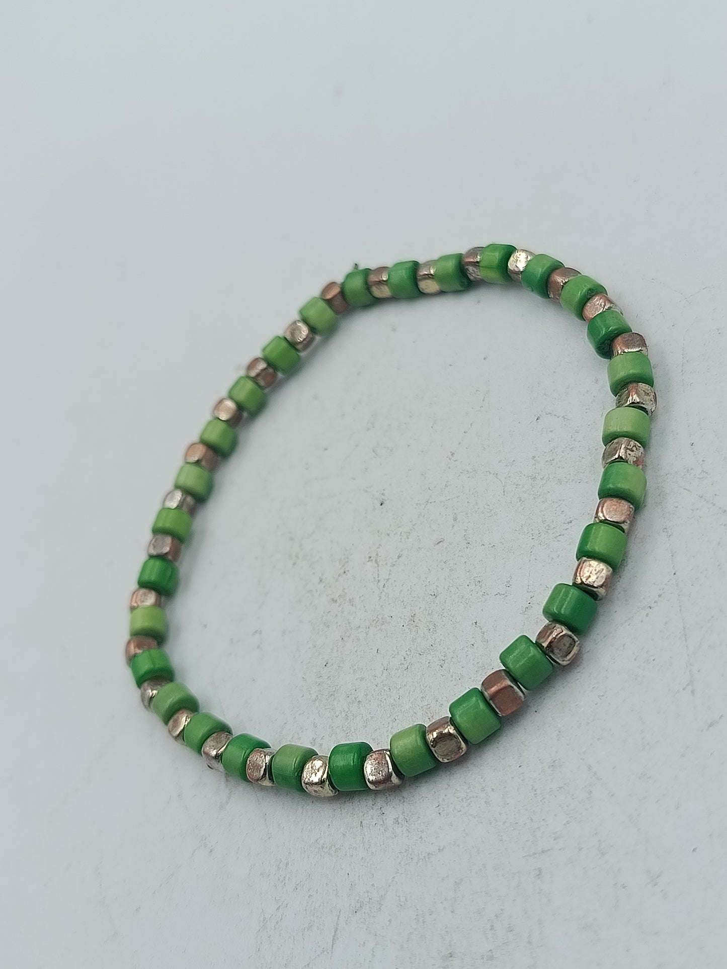 Elastisches Perlenarmband in Grün mit silberfarbenen Akzenten  natürlichen Look