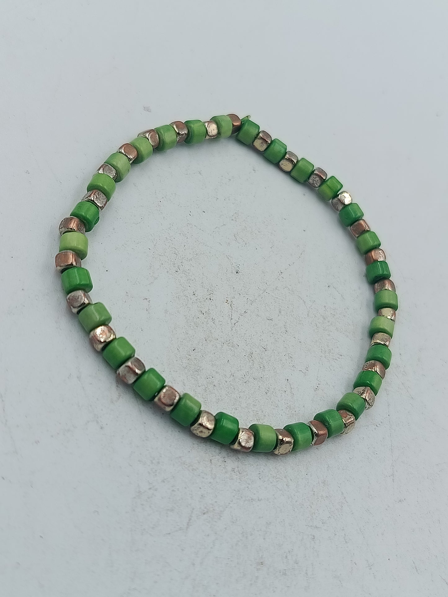 Elastisches Perlenarmband in Grün mit silberfarbenen Akzenten  natürlichen Look