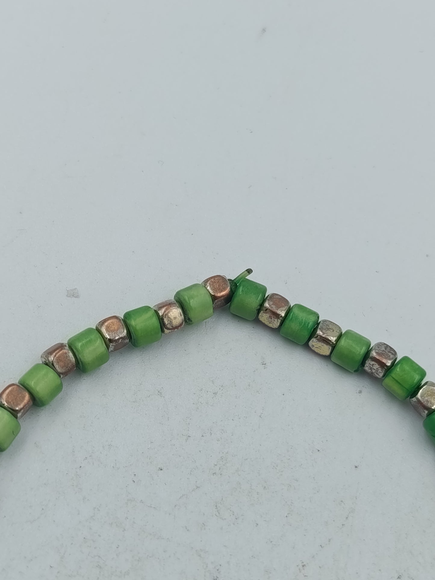 Elastisches Perlenarmband in Grün mit silberfarbenen Akzenten  natürlichen Look