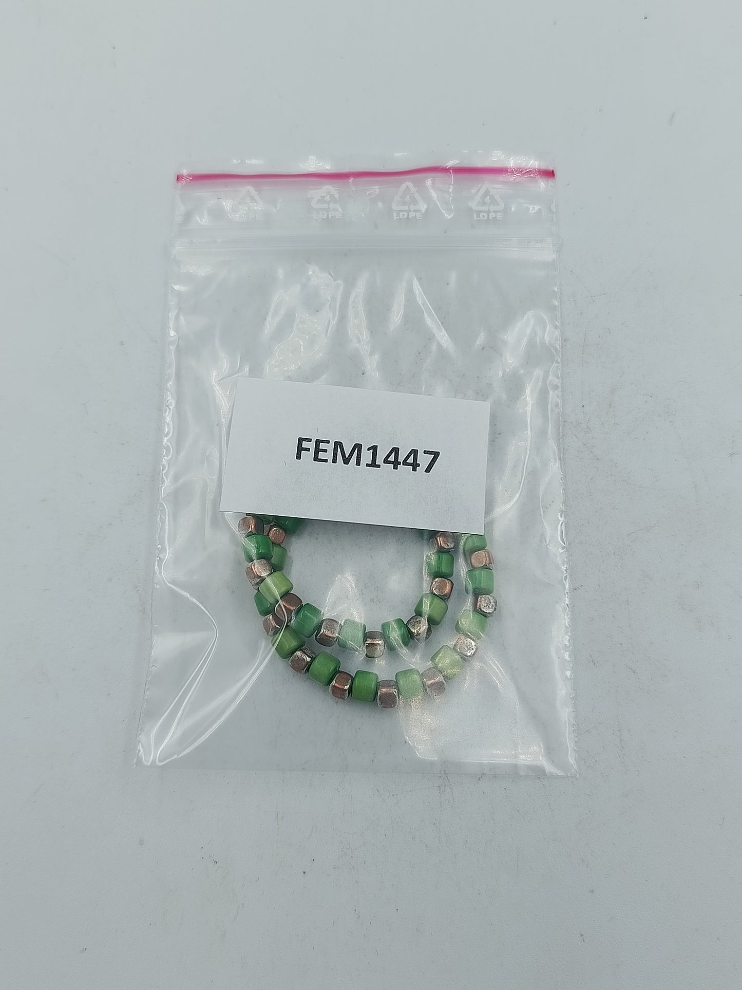 Elastisches Perlenarmband in Grün mit silberfarbenen Akzenten  natürlichen Look