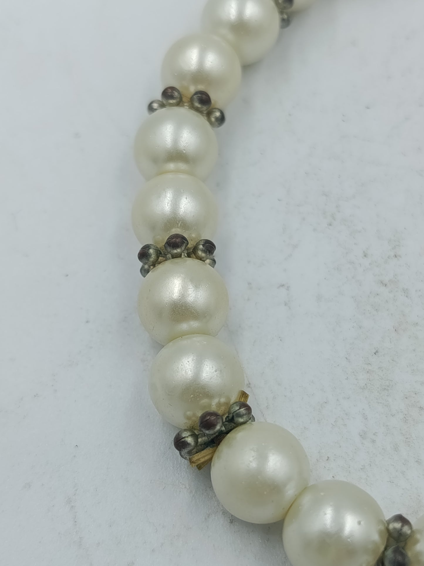 Elastisches Perlenarmband in Creme mit dekorativem Hirschanhänger in silberfarbener Optik