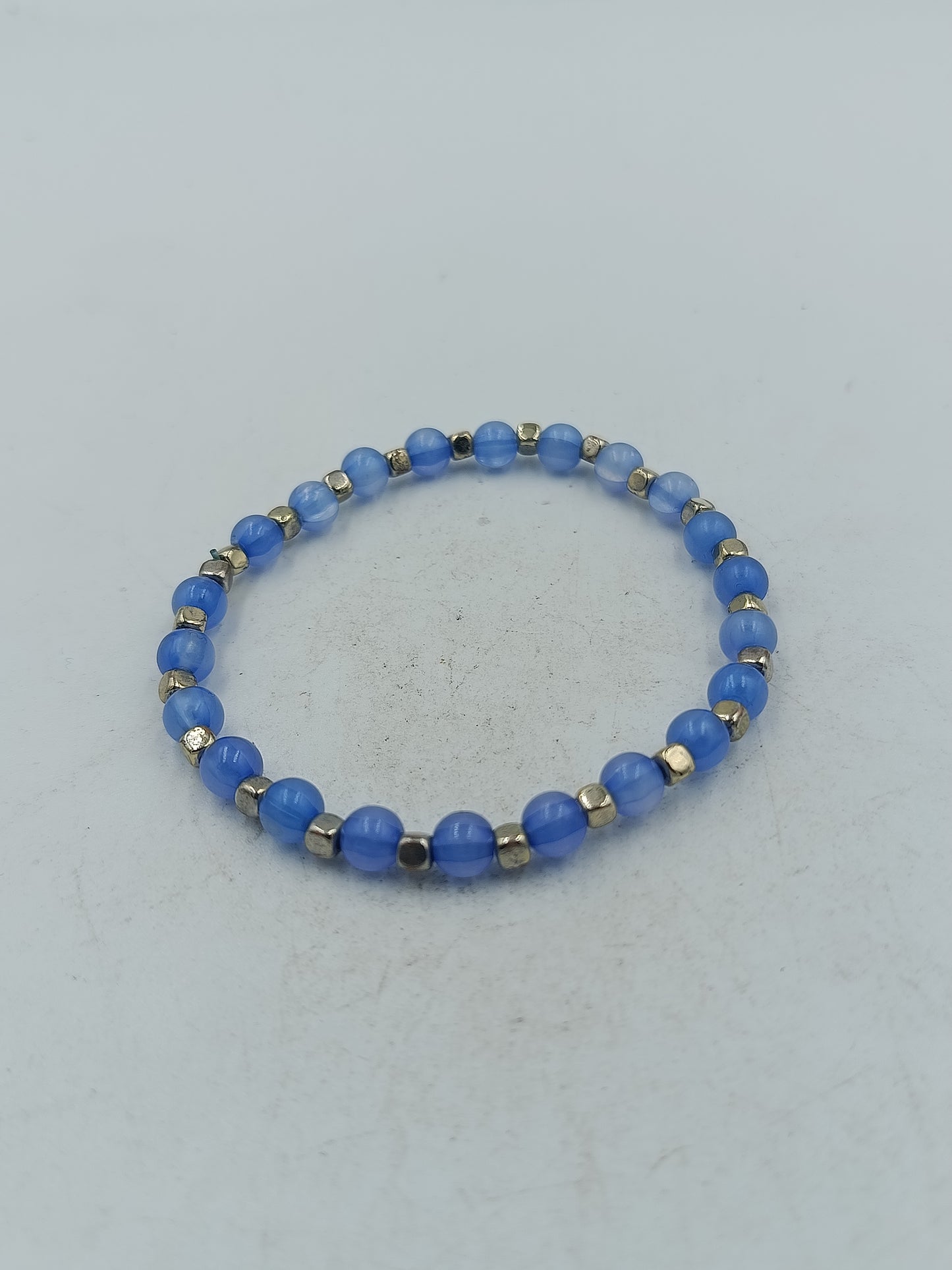 Elastisches Armband mit blauen Perlen und silberfarbener Optik für einen frischen klaren Stil