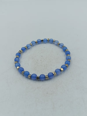 Elastisches Armband mit blauen Perlen und silberfarbener Optik