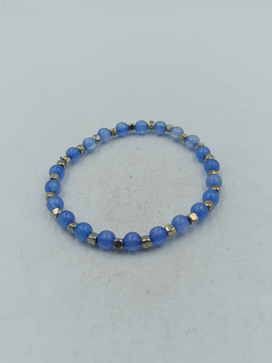 Elastisches Armband mit blauen Perlen und silberfarbener Optik für einen frischen klaren Stil