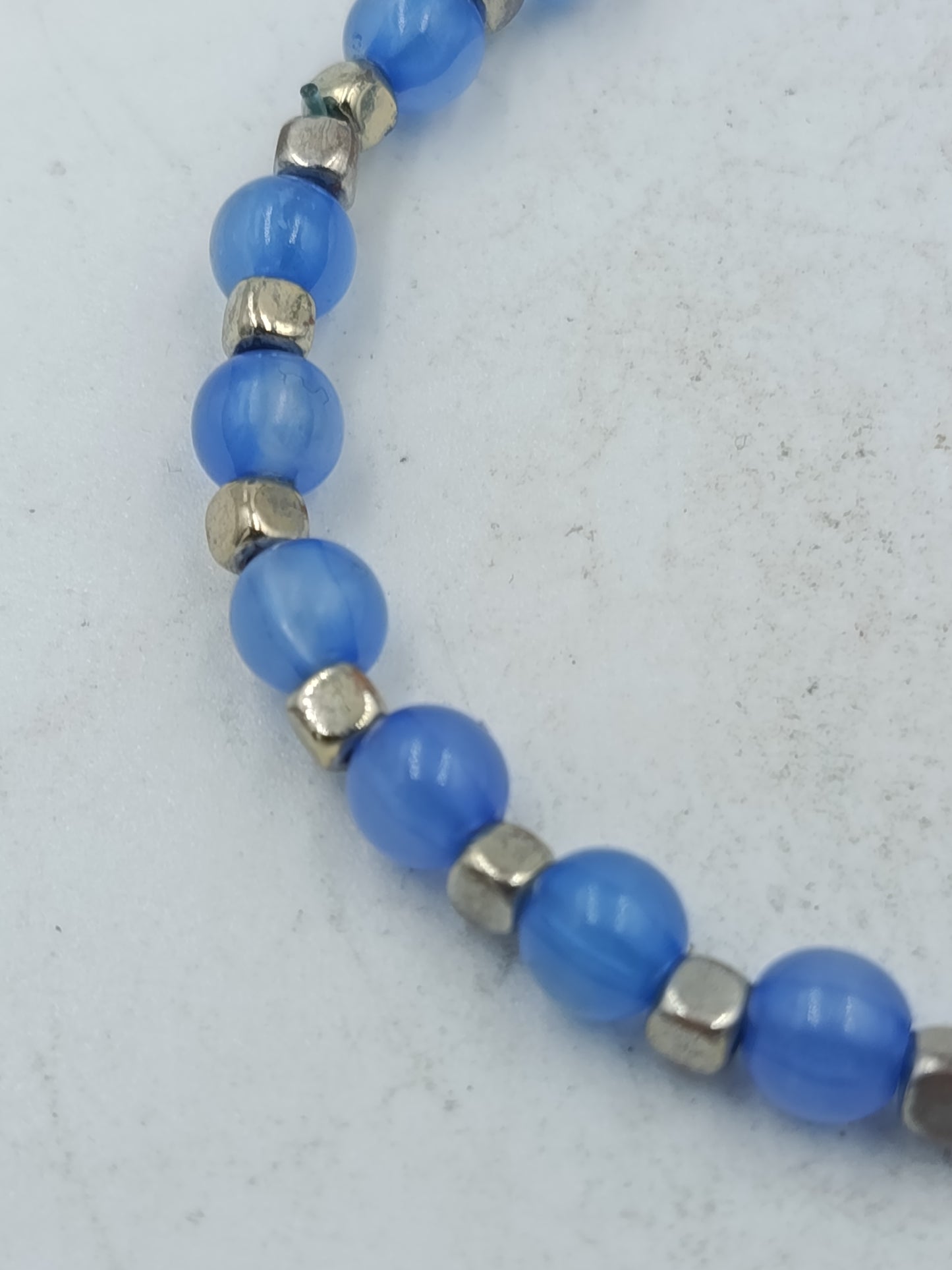 Elastisches Armband mit blauen Perlen und silberfarbener Optik für einen frischen klaren Stil