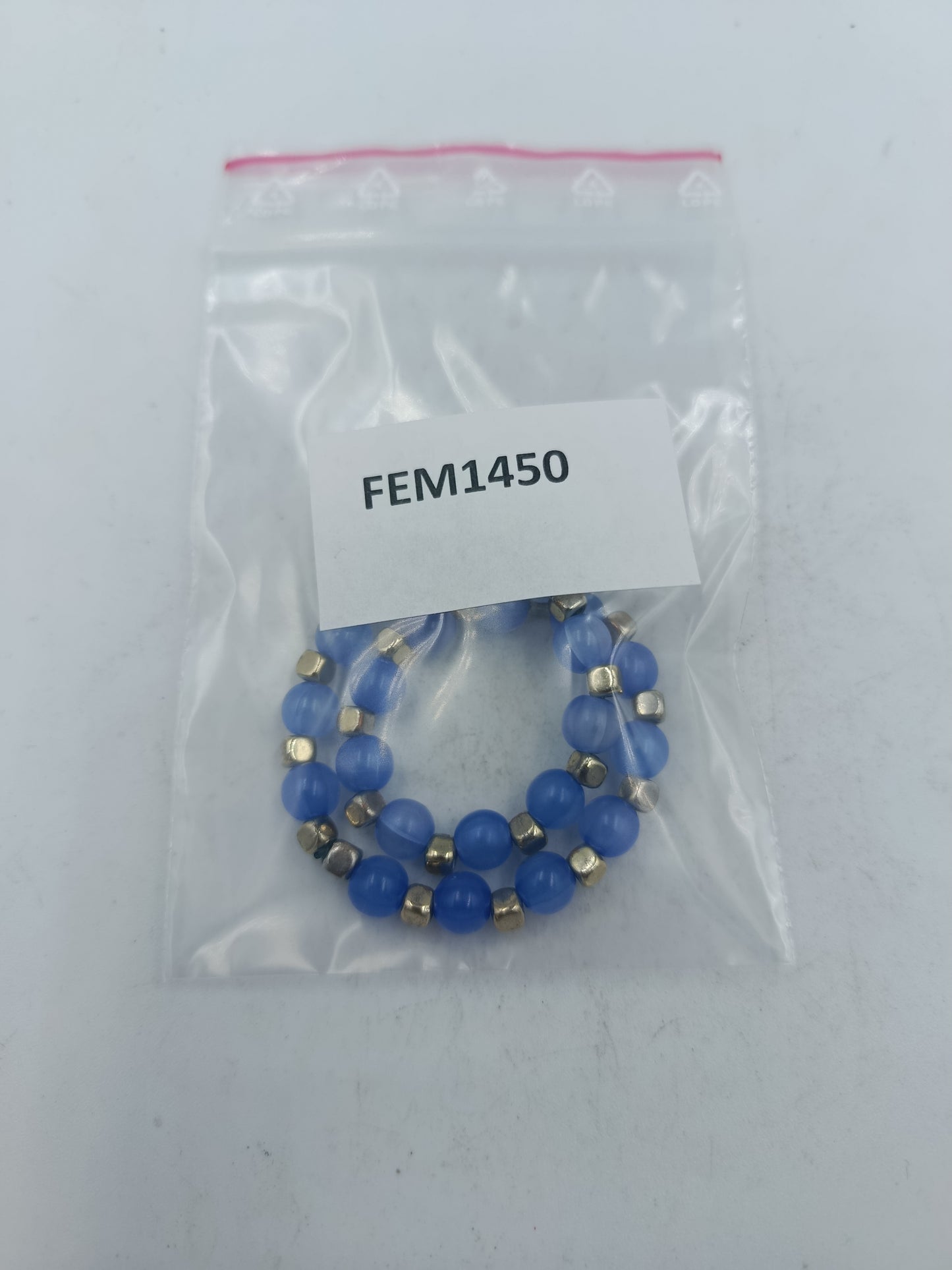 Elastisches Armband mit blauen Perlen und silberfarbener Optik für einen frischen klaren Stil