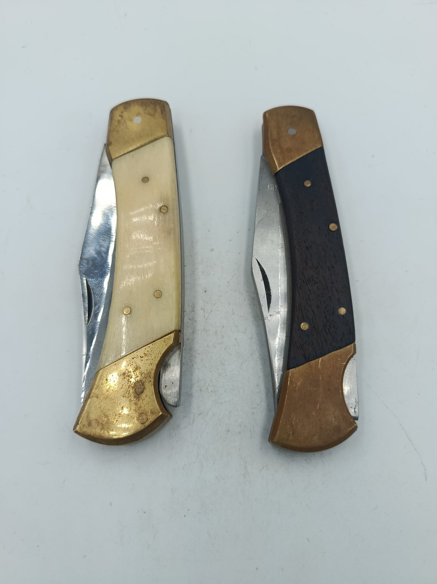 Zwei klassische Taschenmesser im Set mit Messingbeschlägen und Holz-/Knochengriffen