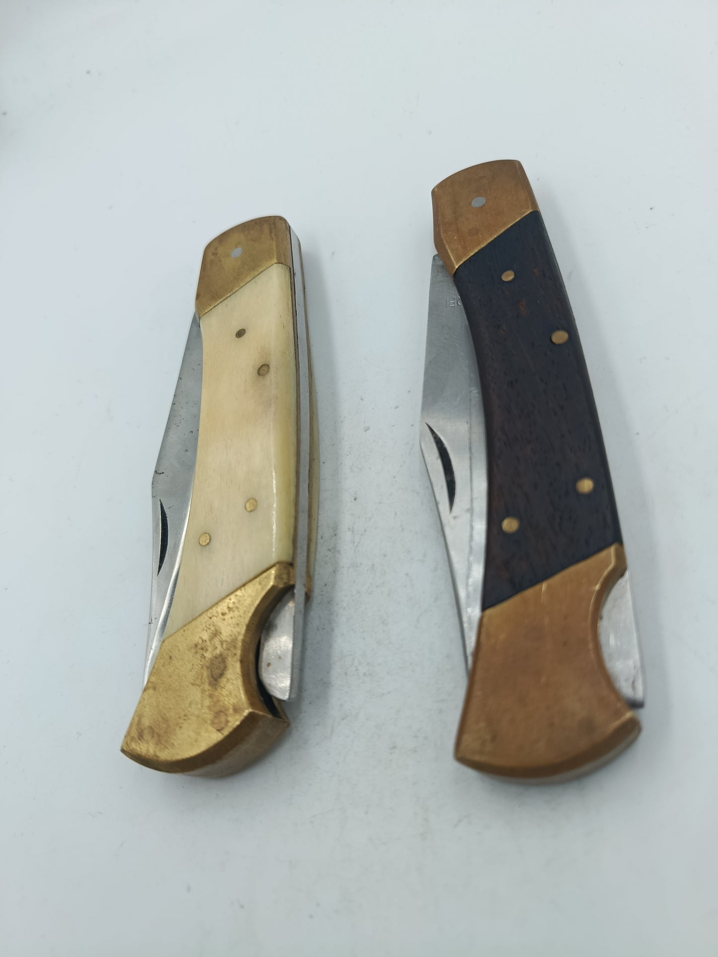 Zwei klassische Taschenmesser im Set mit Messingbeschlägen und Holz-/Knochengriffen