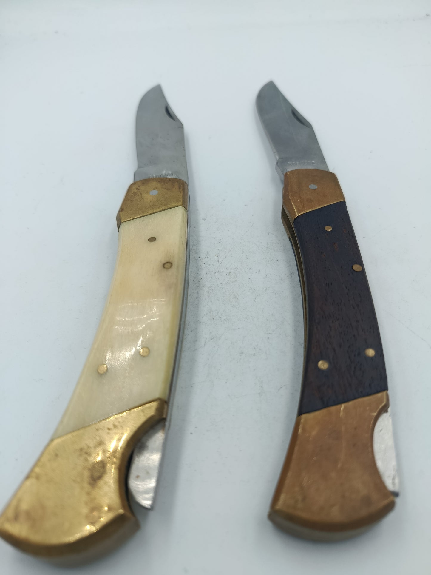 Zwei klassische Taschenmesser im Set mit Messingbeschlägen und Holz-/Knochengriffen