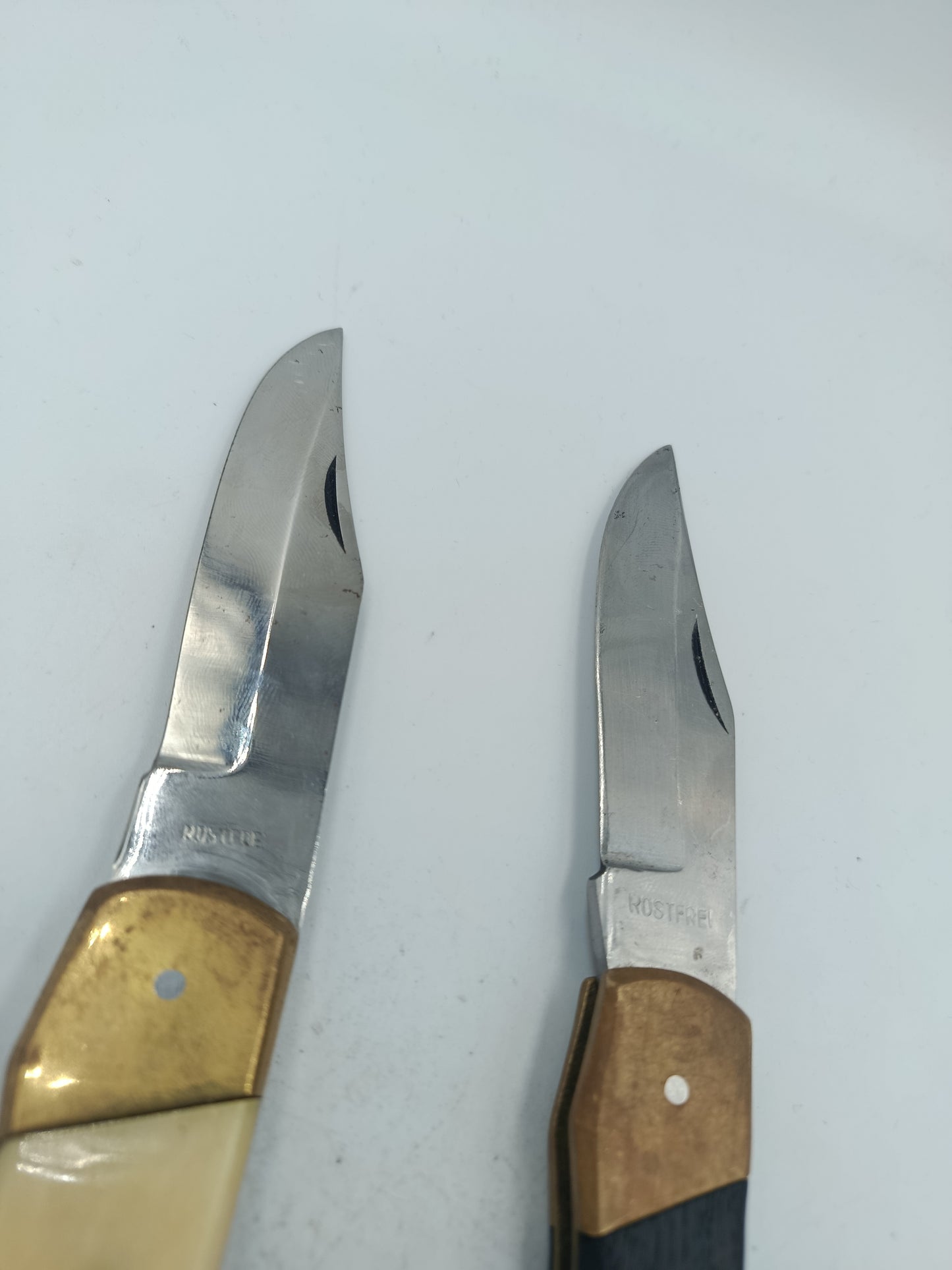 Zwei klassische Taschenmesser im Set mit Messingbeschlägen und Holz-/Knochengriffen