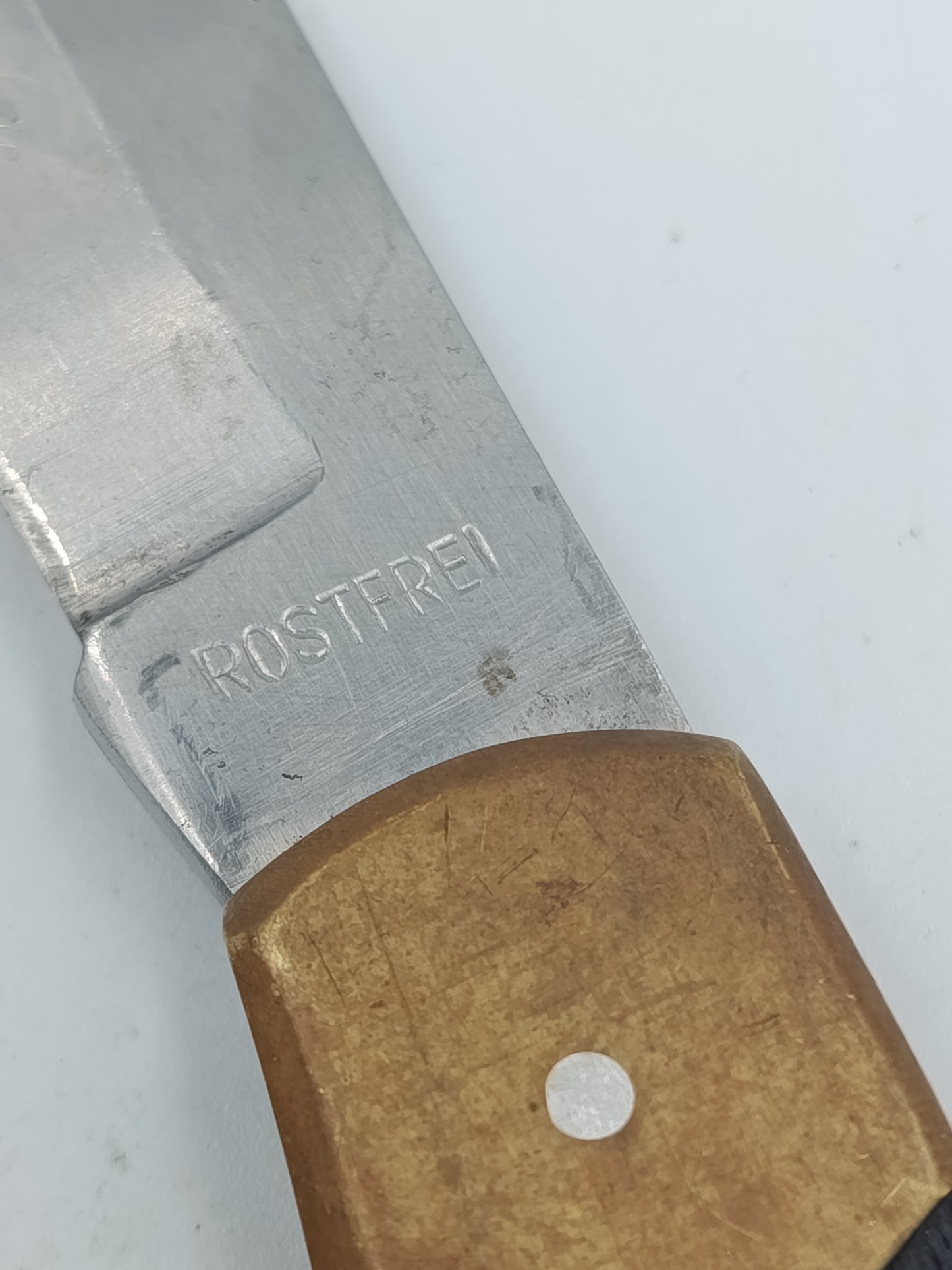 Zwei klassische Taschenmesser im Set mit Messingbeschlägen und Holz-/Knochengriffen