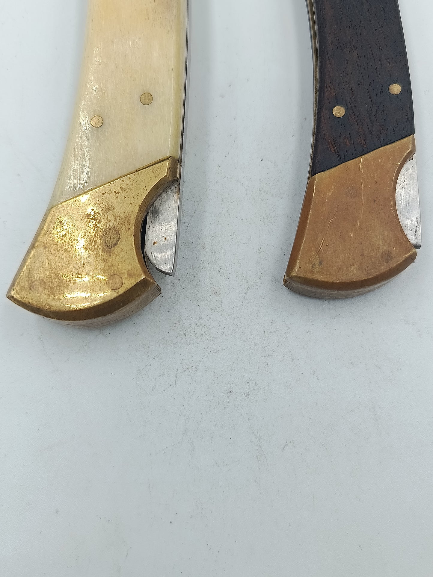 Zwei klassische Taschenmesser im Set mit Messingbeschlägen und Holz-/Knochengriffen