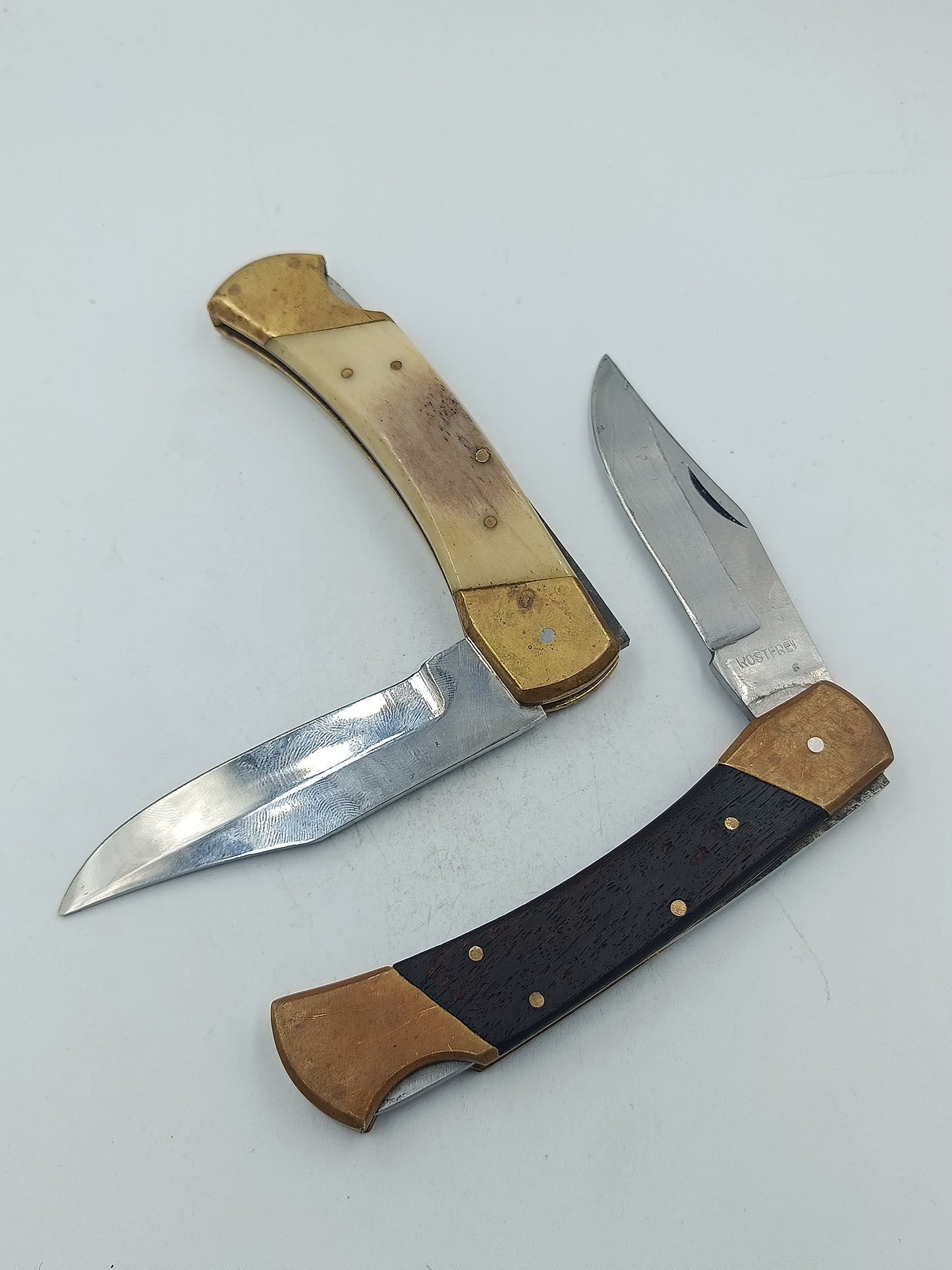 Zwei klassische Taschenmesser im Set mit Messingbeschlägen und Holz-/Knochengriffen