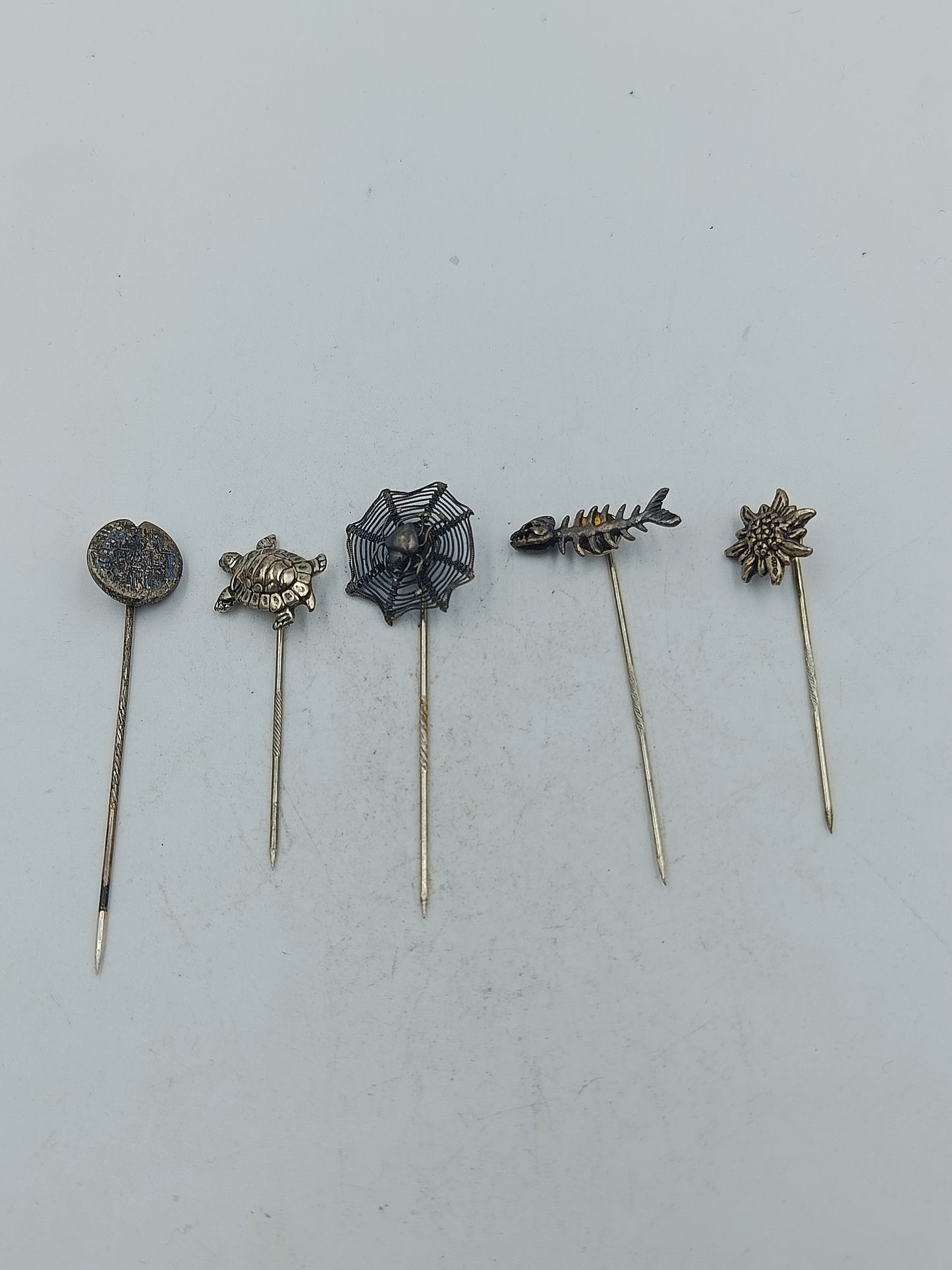 Dekoratives Set aus fünf Sammlernadeln mit Tier und Naturmotiven in Metallausführung