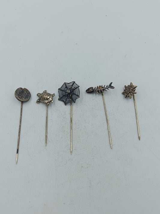 Dekoratives Set aus fünf Sammlernadeln mit Tier und Naturmotiven in Metallausführung