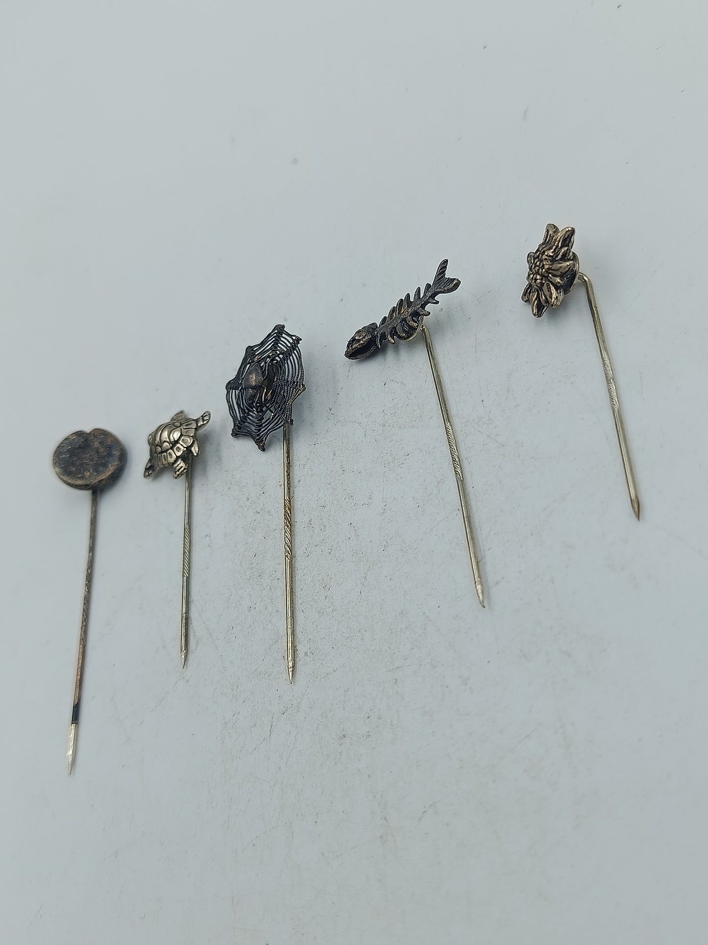 Dekoratives Set aus fünf Sammlernadeln mit Tier und Naturmotiven in Metallausführung