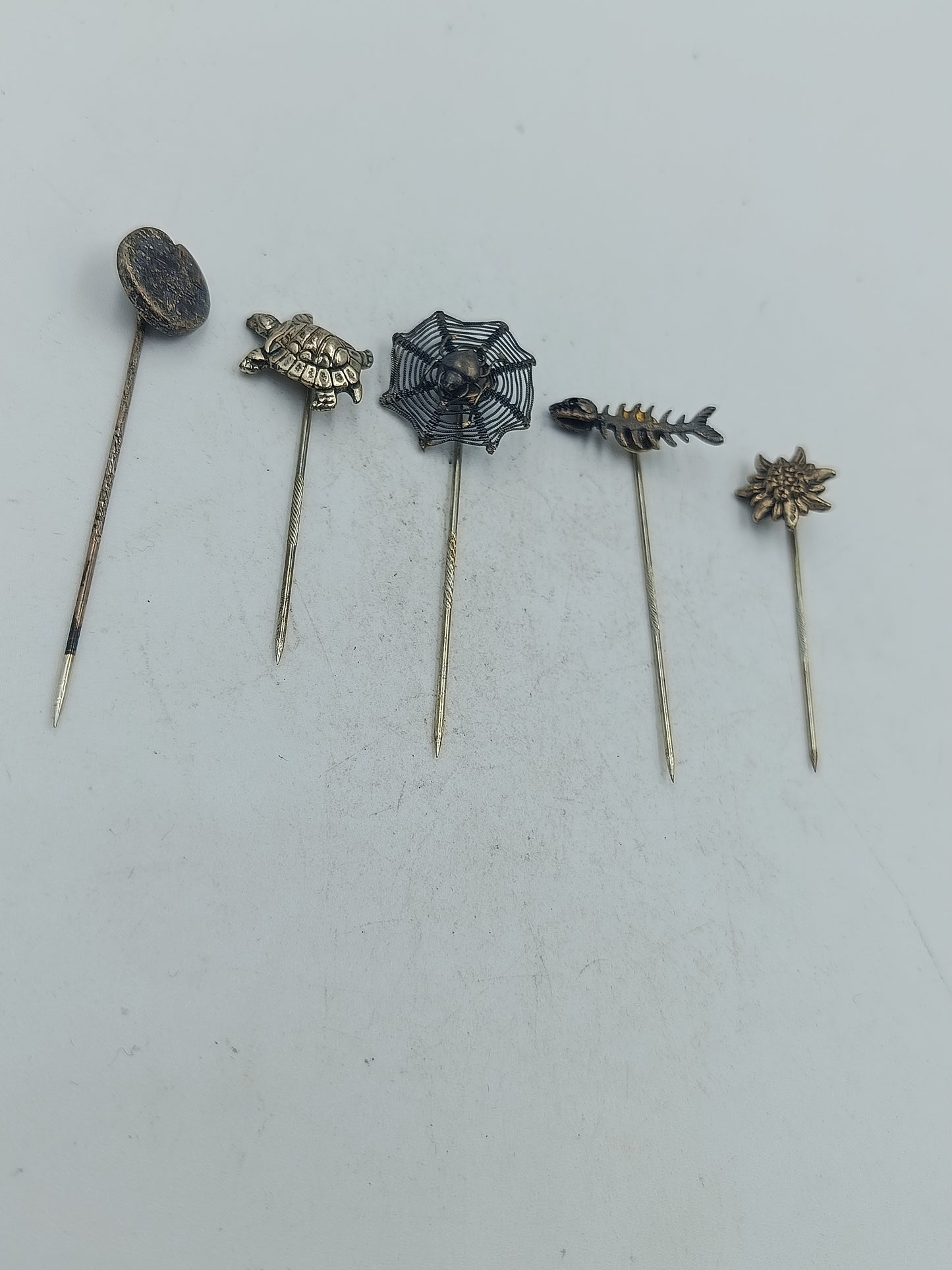 Dekoratives Set aus fünf Sammlernadeln mit Tier und Naturmotiven in Metallausführung