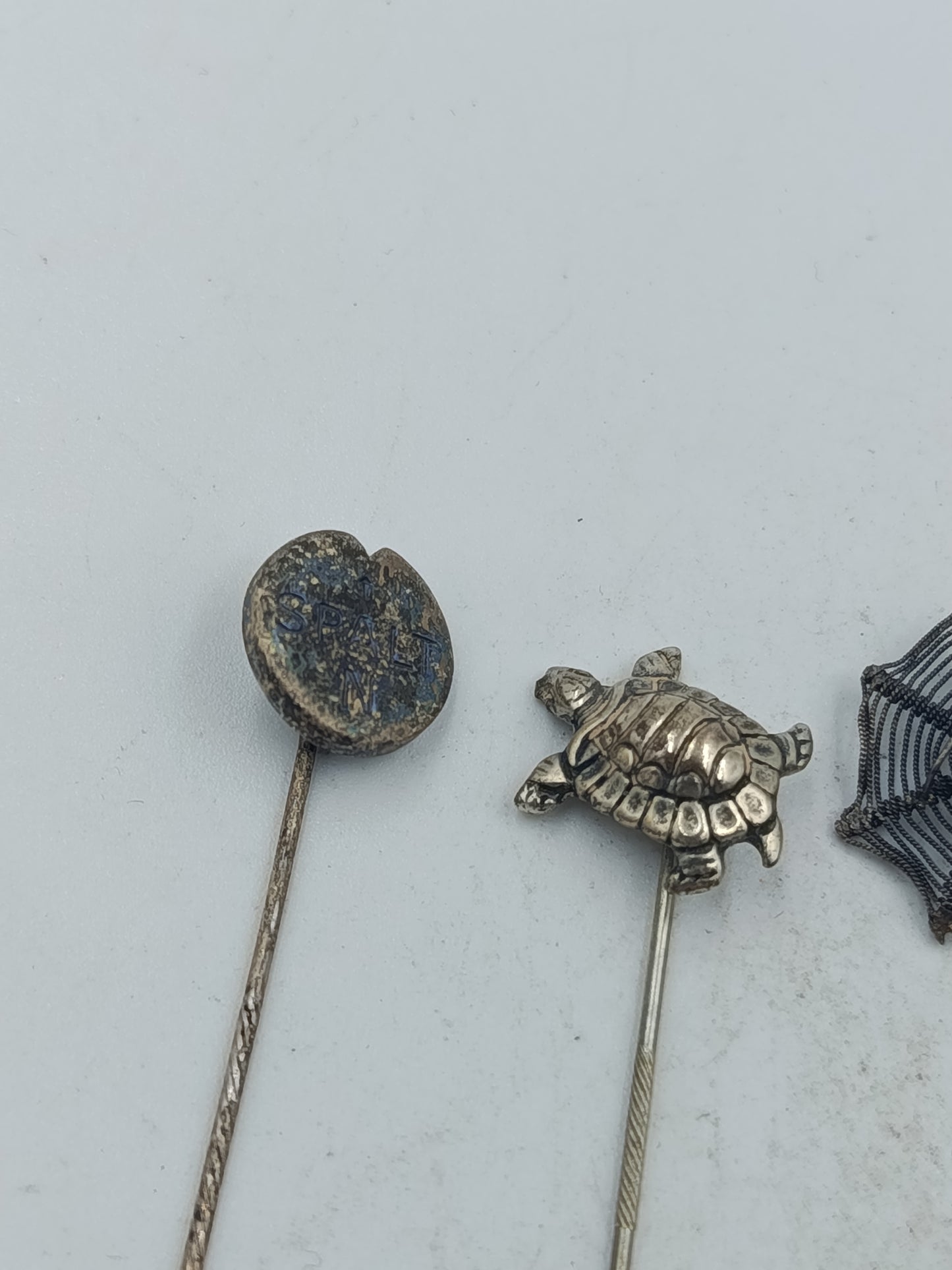 Dekoratives Set aus fünf Sammlernadeln mit Tier und Naturmotiven in Metallausführung