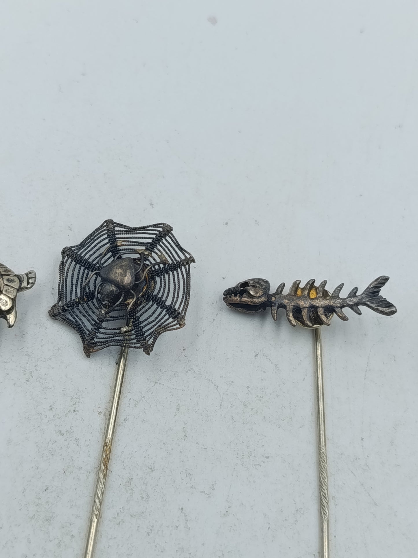 Dekoratives Set aus fünf Sammlernadeln mit Tier und Naturmotiven in Metallausführung