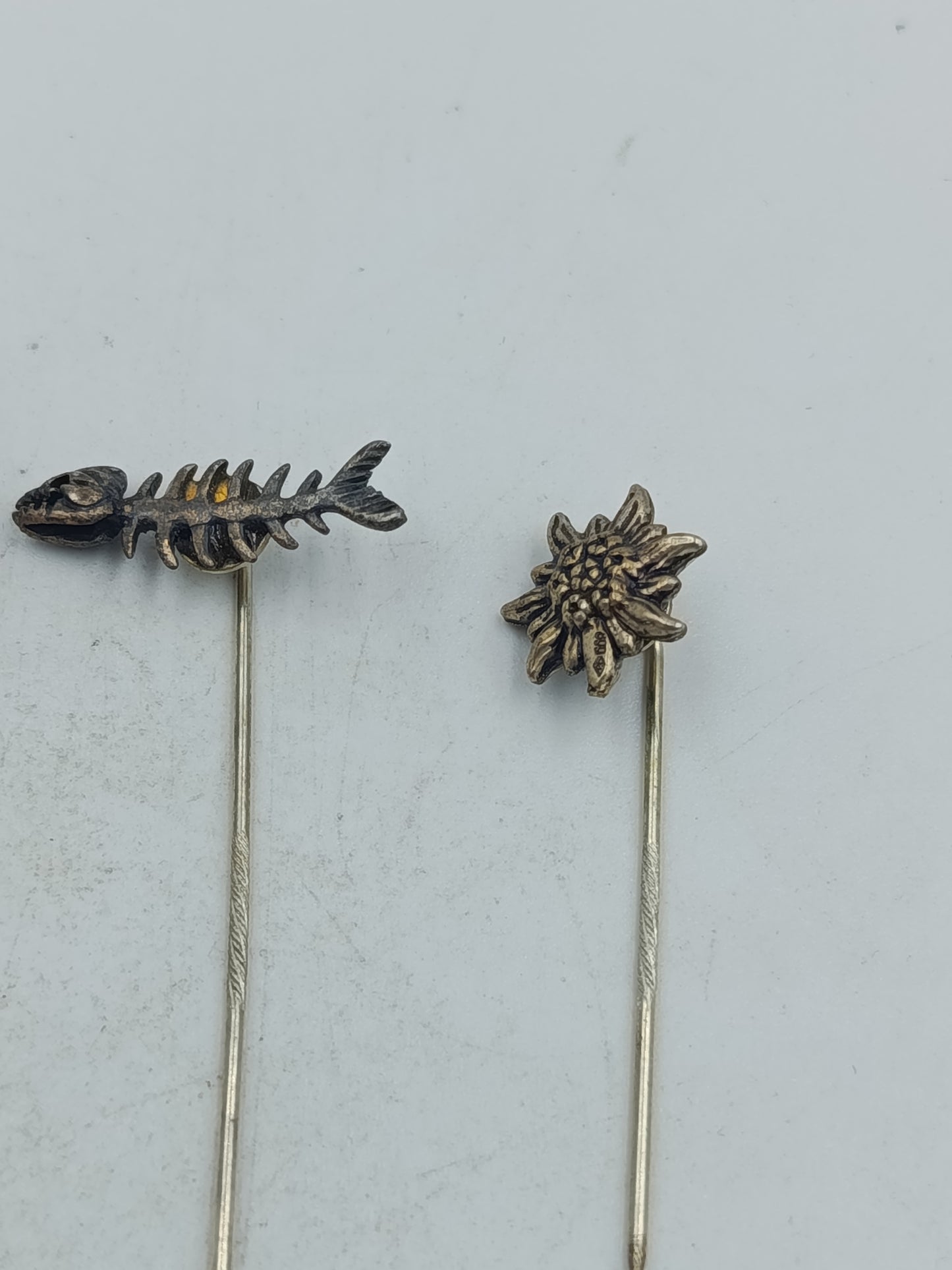 Dekoratives Set aus fünf Sammlernadeln mit Tier und Naturmotiven in Metallausführung