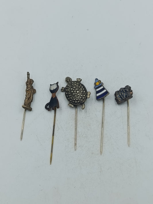 Dekoratives Set aus fünf Sammlernadeln mit Figuren Tier und maritimen Motiven im Vintage Stil