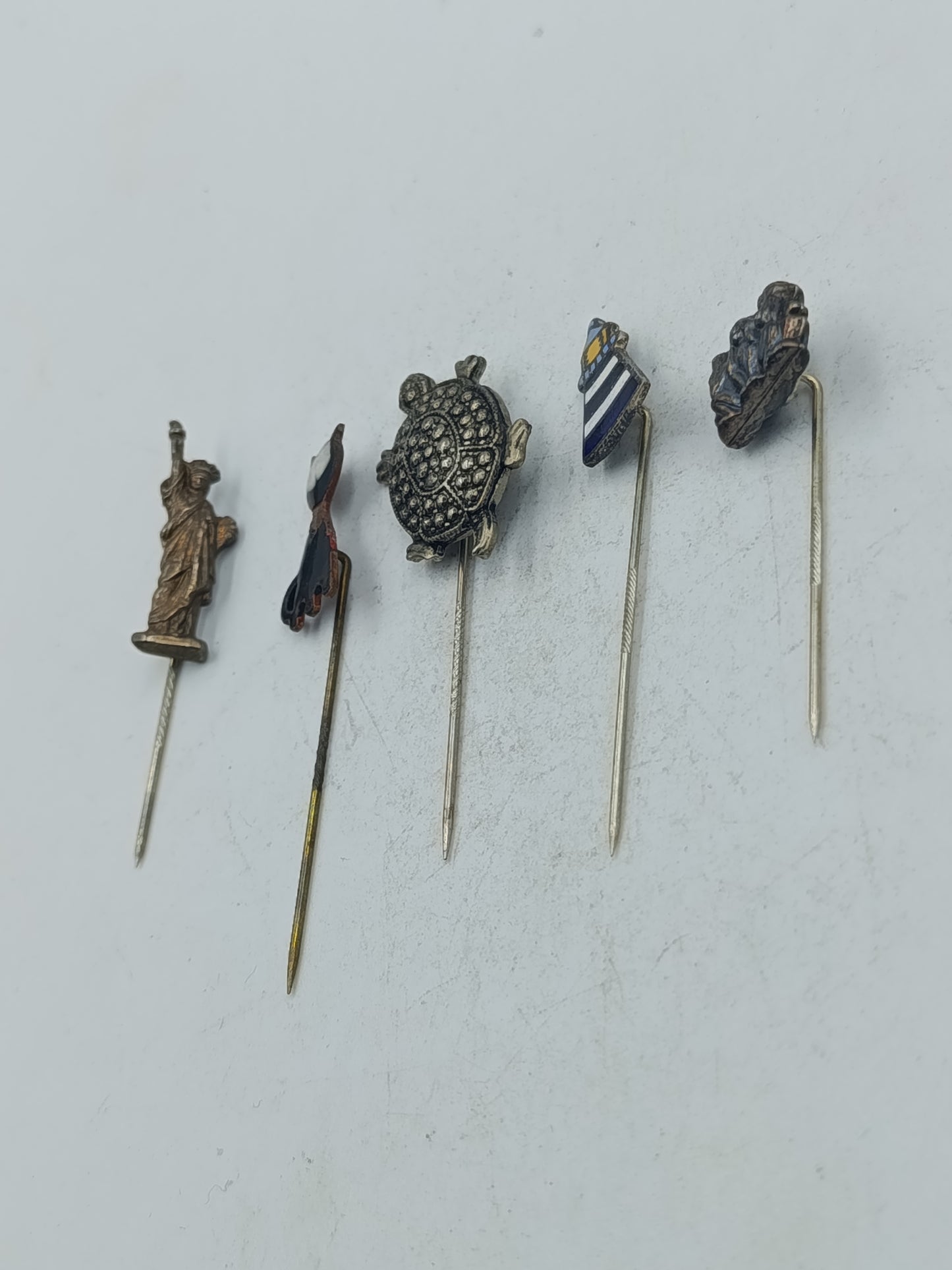 Dekoratives Set aus fünf Sammlernadeln mit Figuren Tier und maritimen Motiven im Vintage Stil