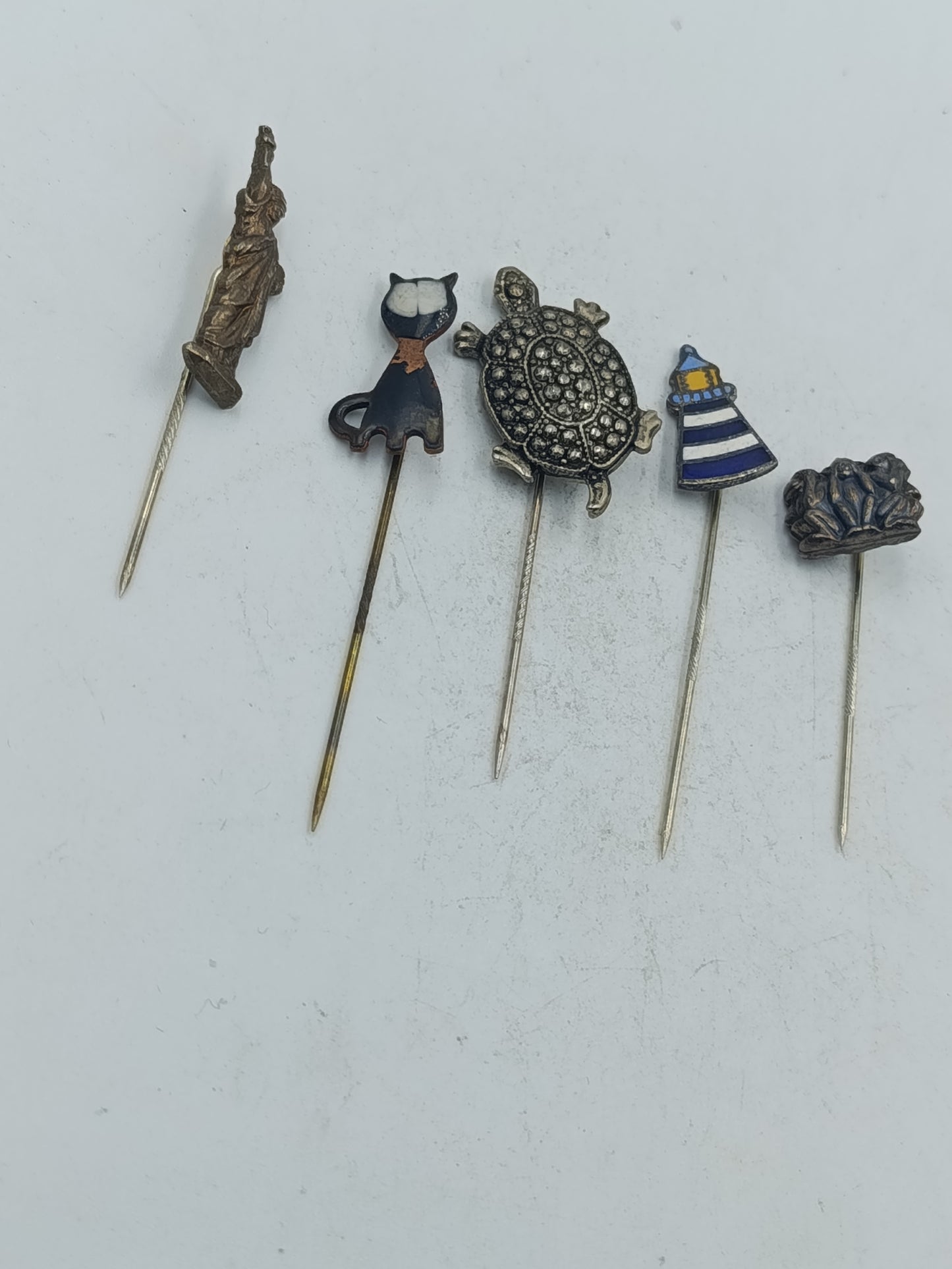 Dekoratives Set aus fünf Sammlernadeln mit Figuren Tier und maritimen Motiven im Vintage Stil