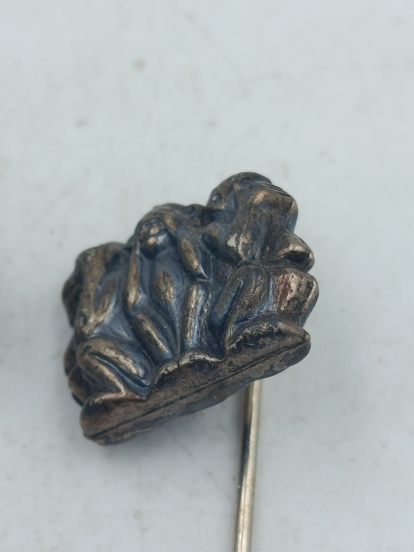 Dekoratives Set aus fünf Sammlernadeln mit Figuren Tier und maritimen Motiven im Vintage Stil