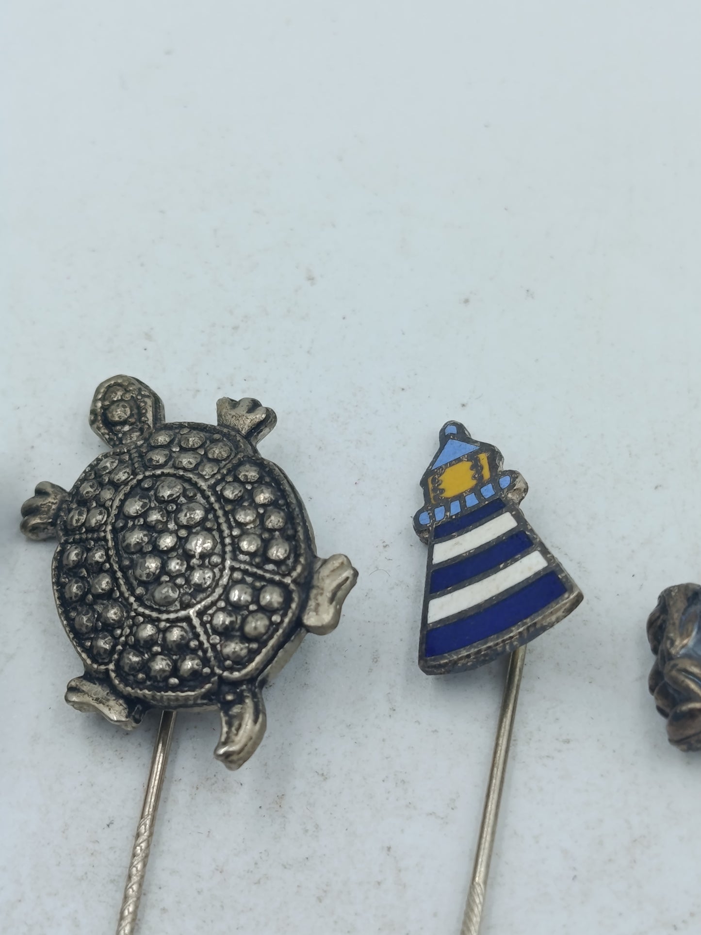Dekoratives Set aus fünf Sammlernadeln mit Figuren Tier und maritimen Motiven im Vintage Stil