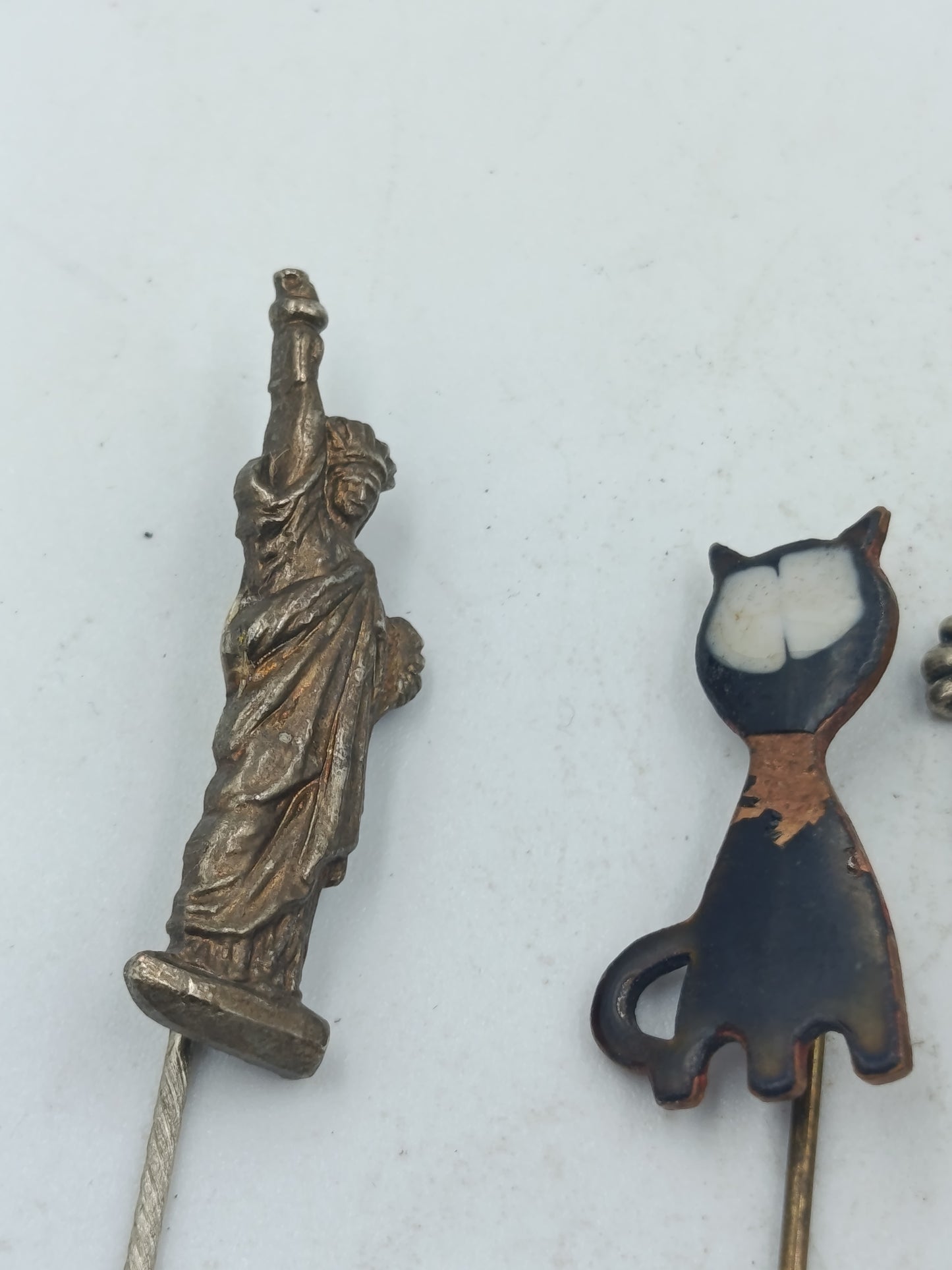 Dekoratives Set aus fünf Sammlernadeln mit Figuren Tier und maritimen Motiven im Vintage Stil