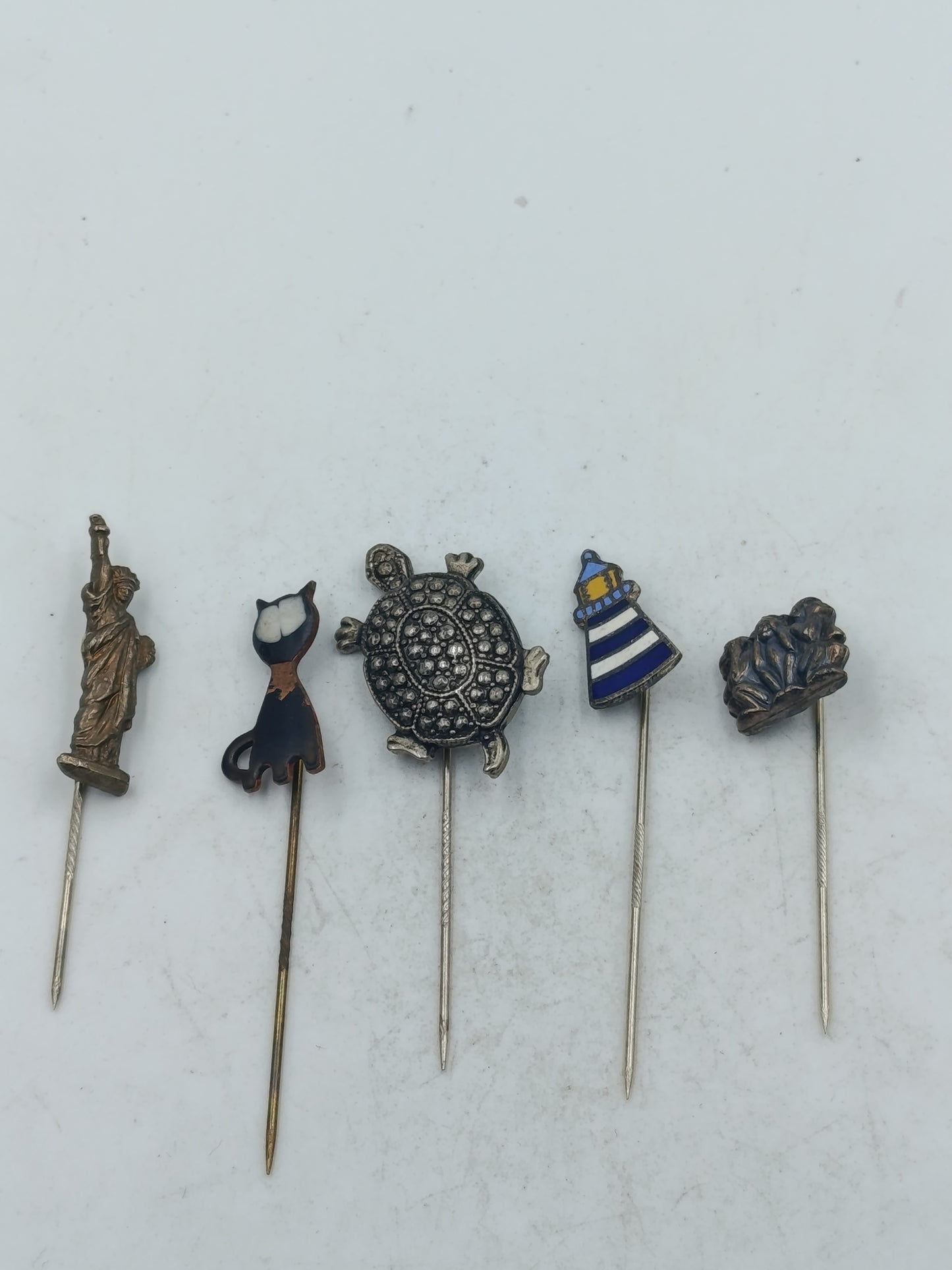 Dekoratives Set aus fünf Sammlernadeln mit Figuren Tier und maritimen Motiven im Vintage Stil