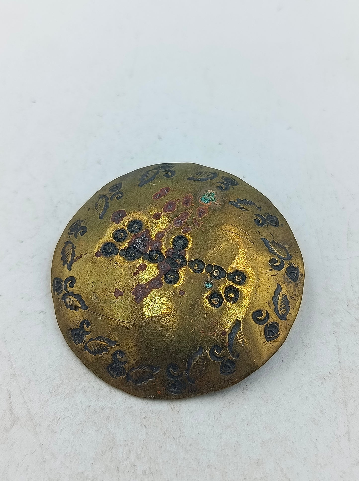 Antike Brosche aus Messing mit floralem Muster im klassischen Vintage Stil