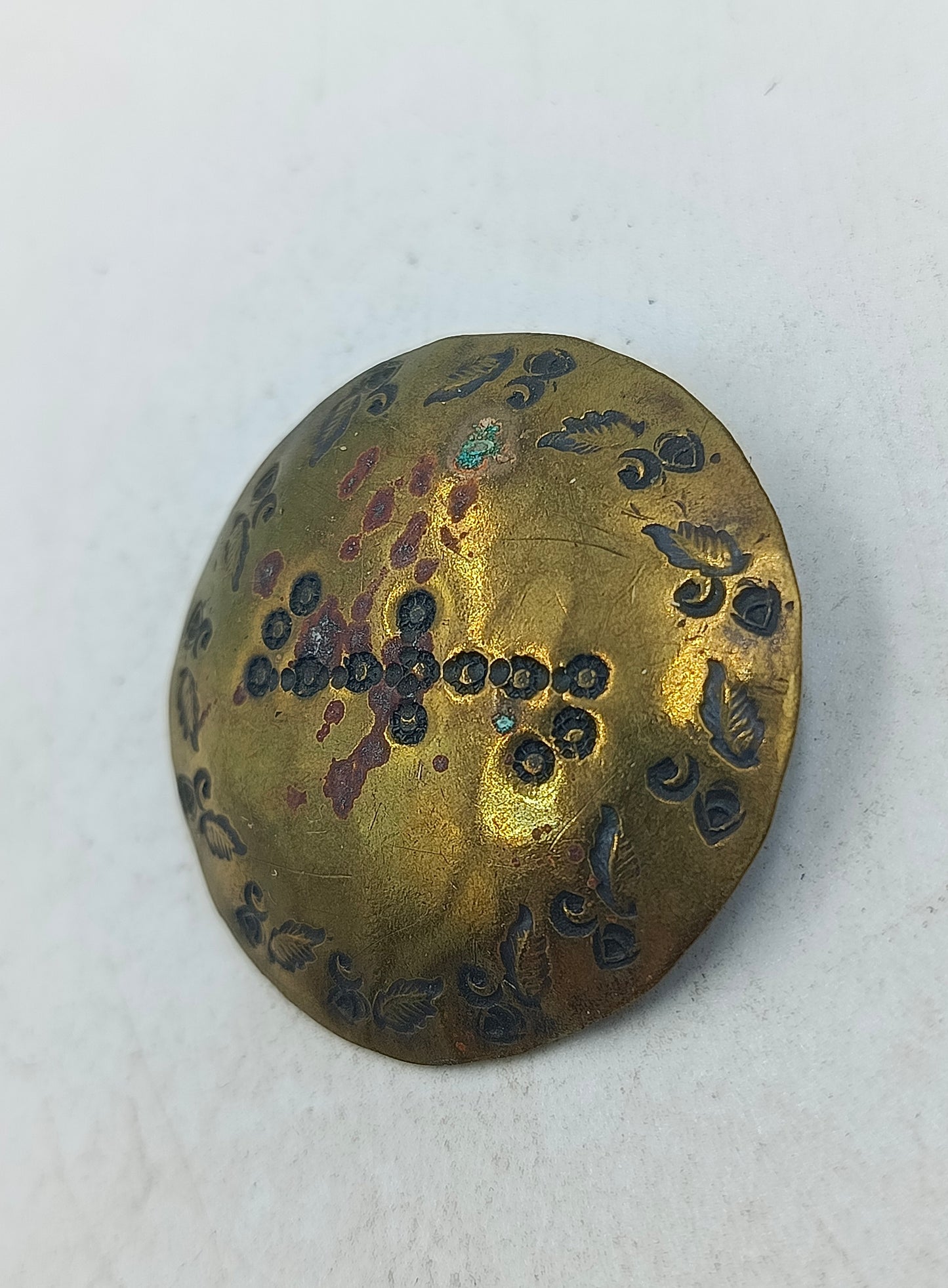 Antike Brosche aus Messing mit floralem Muster im klassischen Vintage Stil