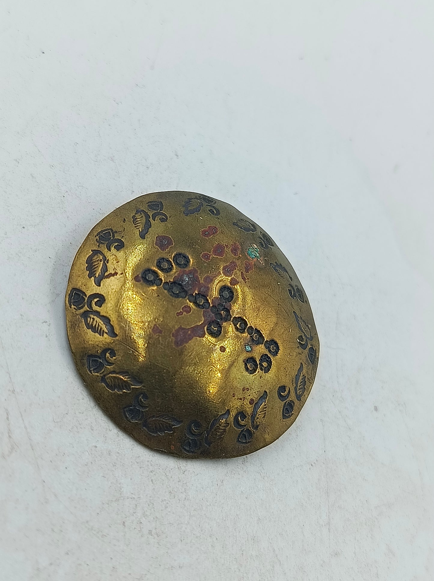 Antike Brosche aus Messing mit floralem Muster im klassischen Vintage Stil