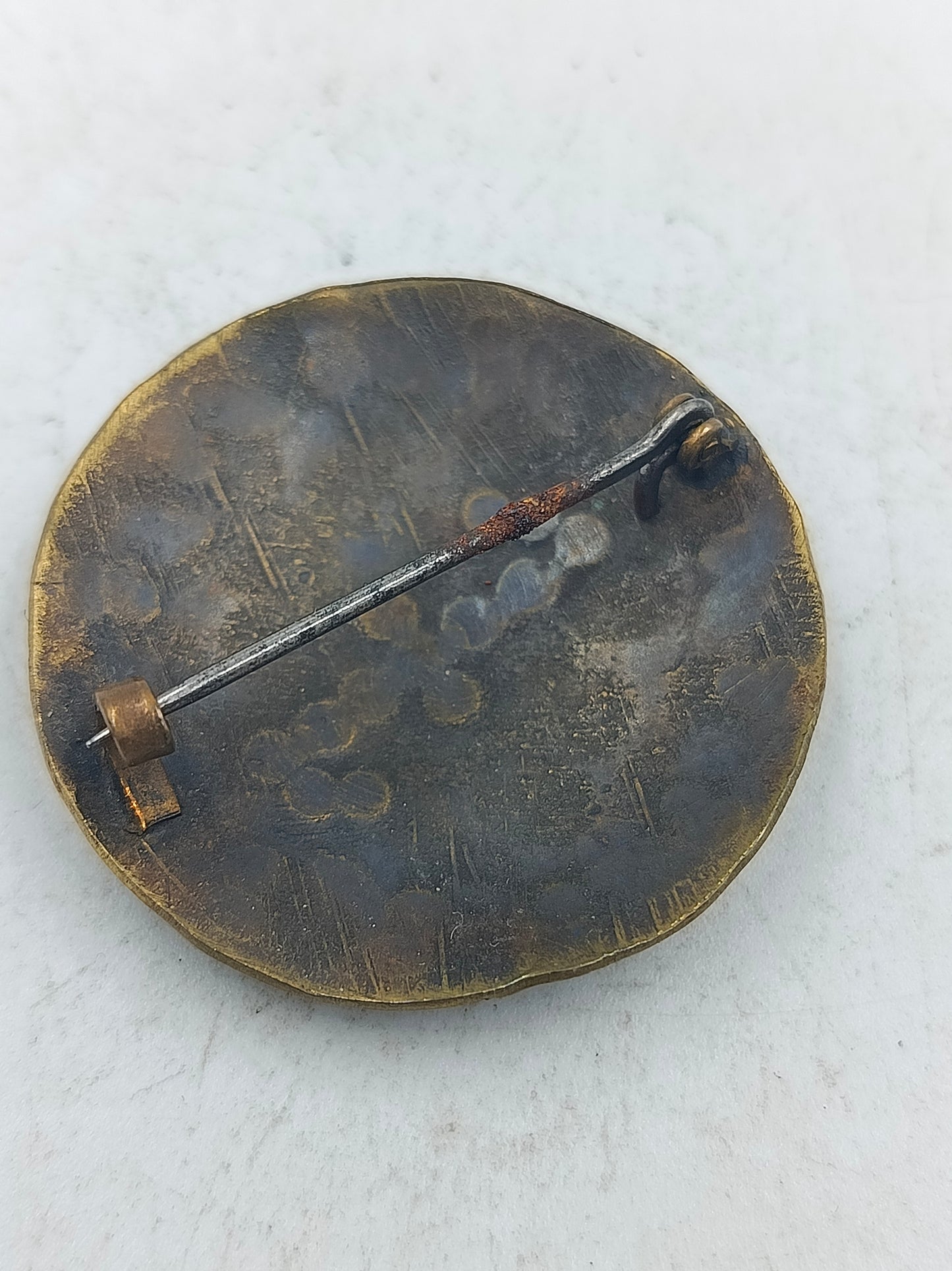 Antike Brosche aus Messing mit floralem Muster im klassischen Vintage Stil