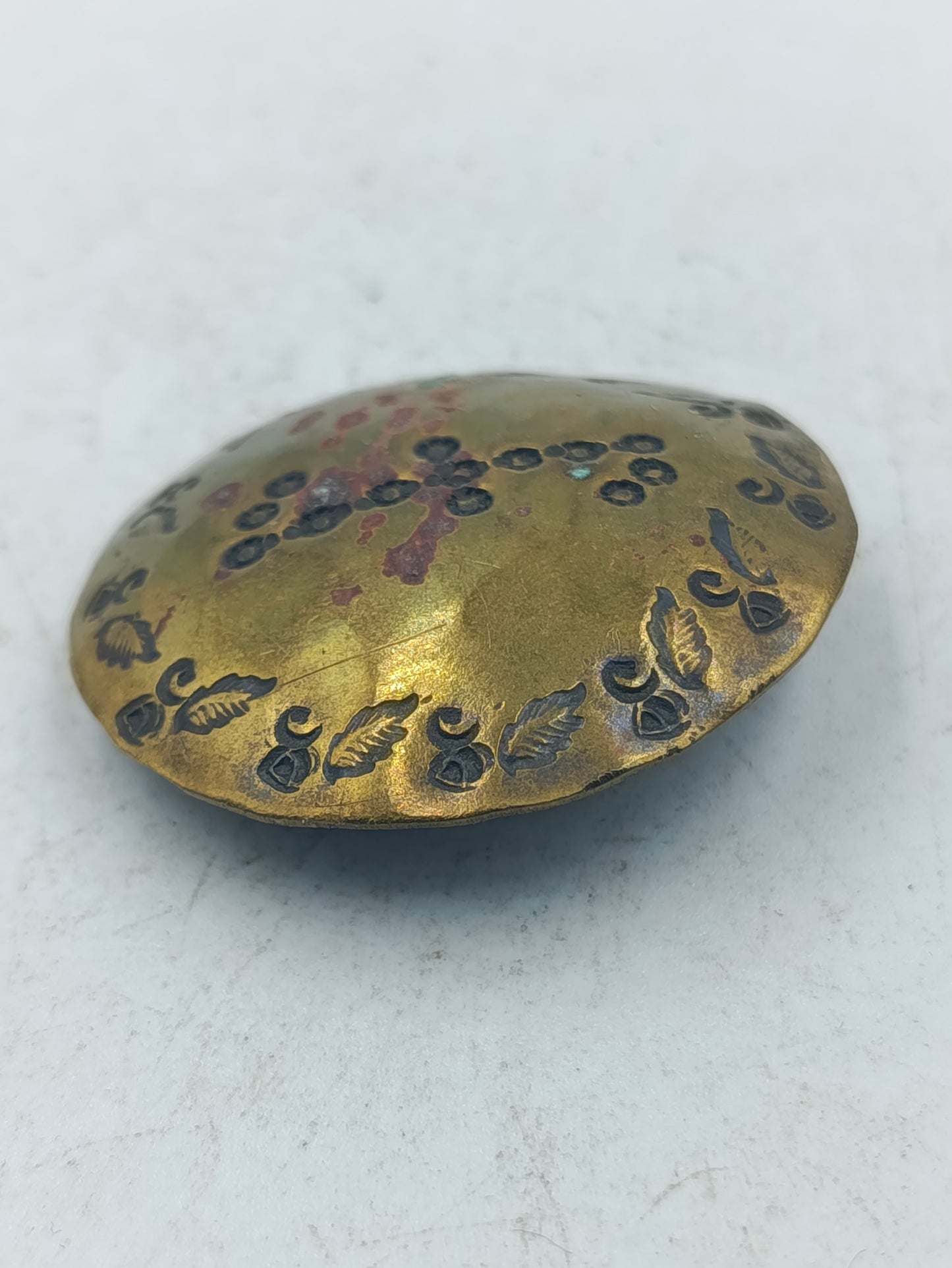 Antike Brosche aus Messing mit floralem Muster im klassischen Vintage Stil