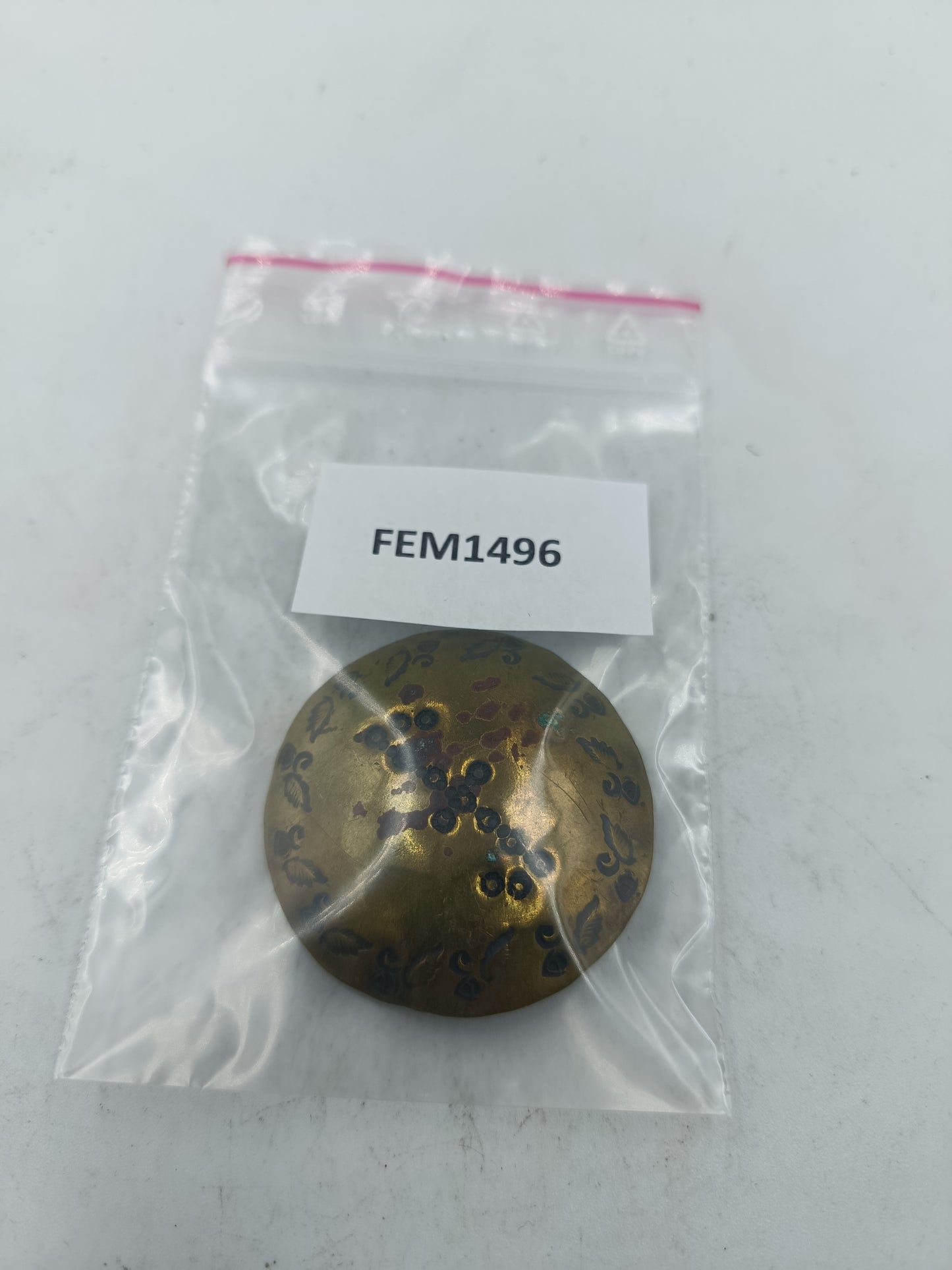 Antike Brosche aus Messing mit floralem Muster im klassischen Vintage Stil