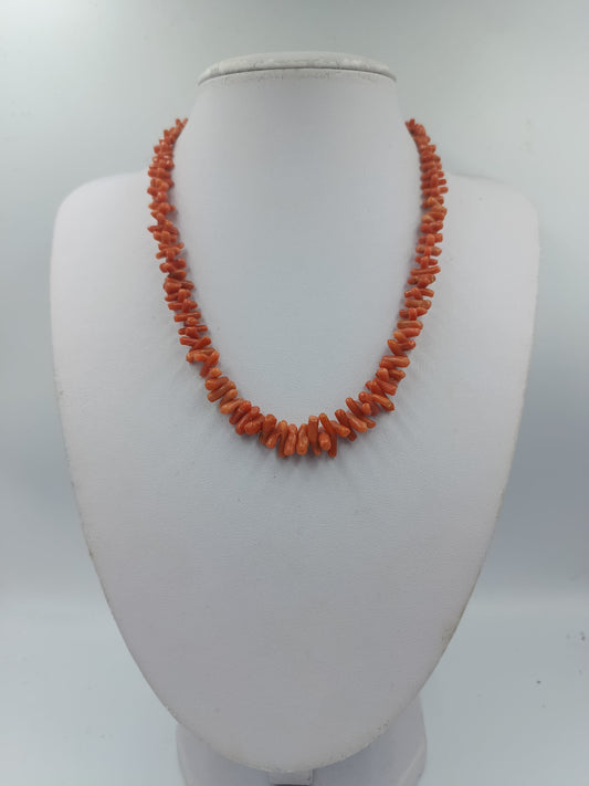 Korallen Halskette mit warmem Naturton und klassischem Vintage Stil