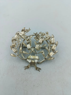 Silberfarbene Kranz Brosche mit Blattmotiv im klassischen Vintage Stil