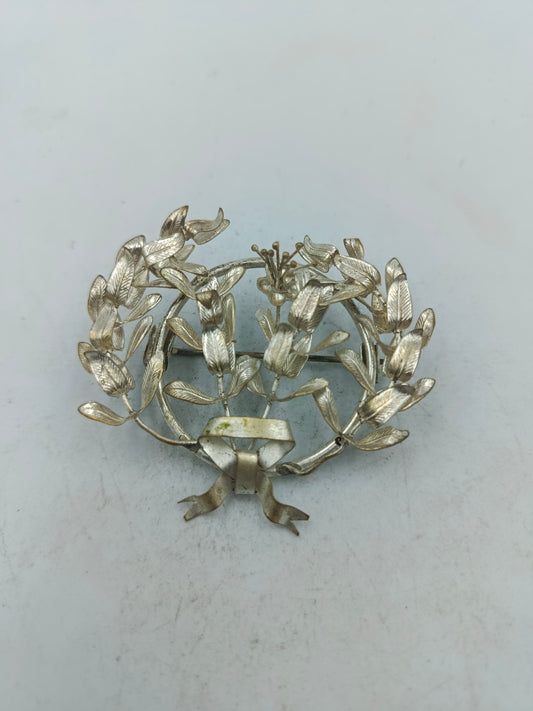 Silberfarbene Kranz Brosche mit Blattmotiv im klassischen Vintage Stil