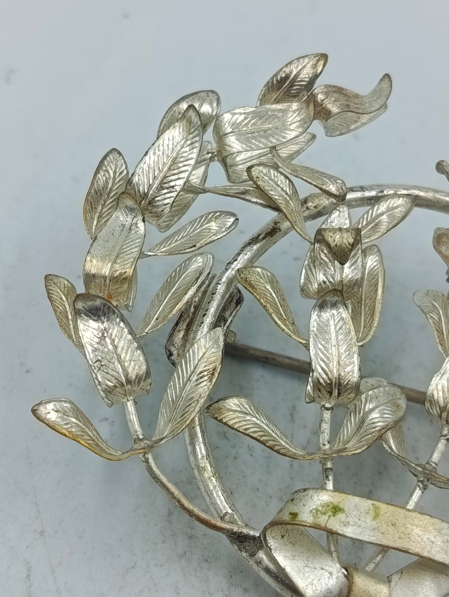 Silberfarbene Kranz Brosche mit Blattmotiv im klassischen Vintage Stil