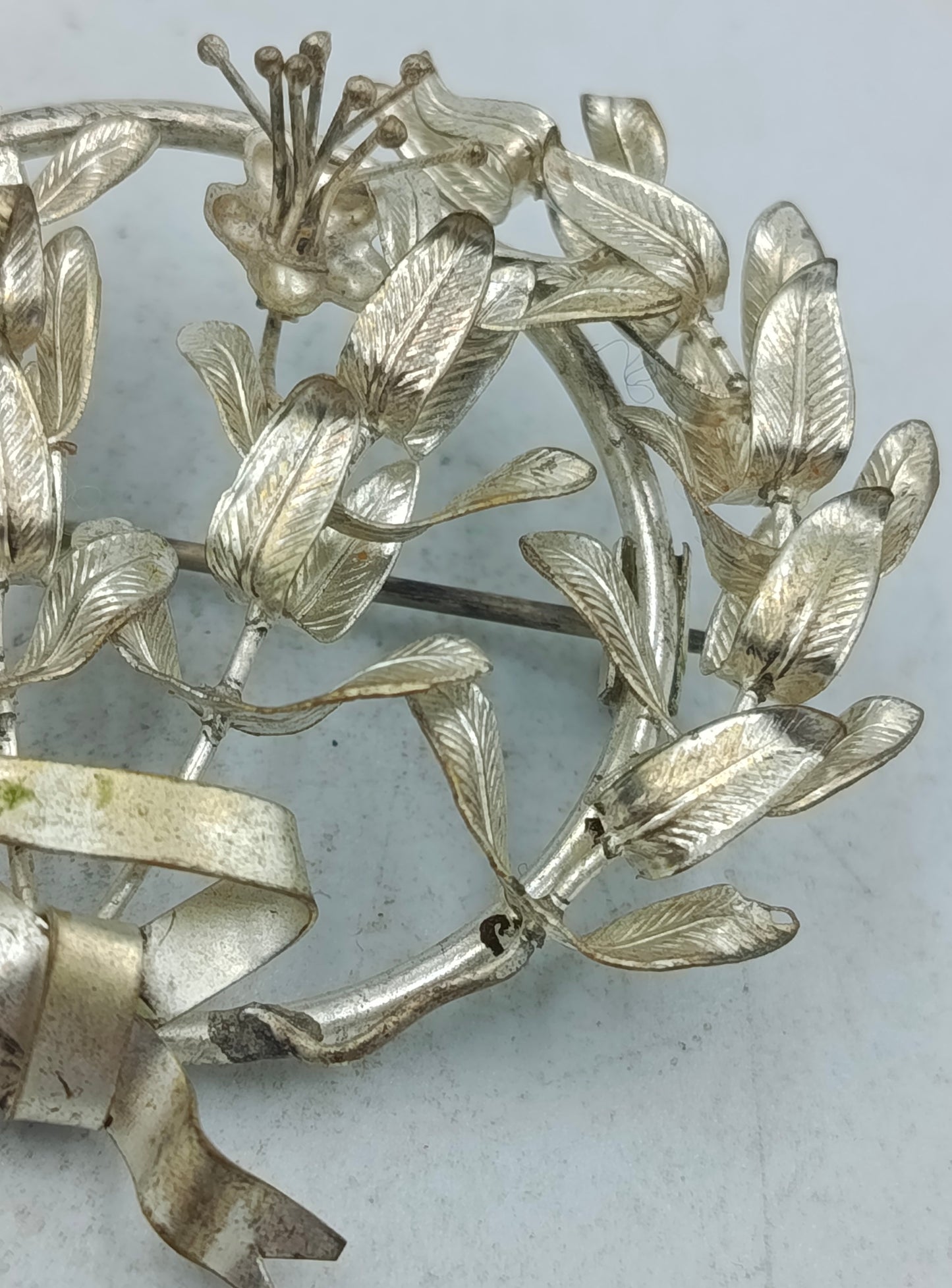Silberfarbene Kranz Brosche mit Blattmotiv im klassischen Vintage Stil