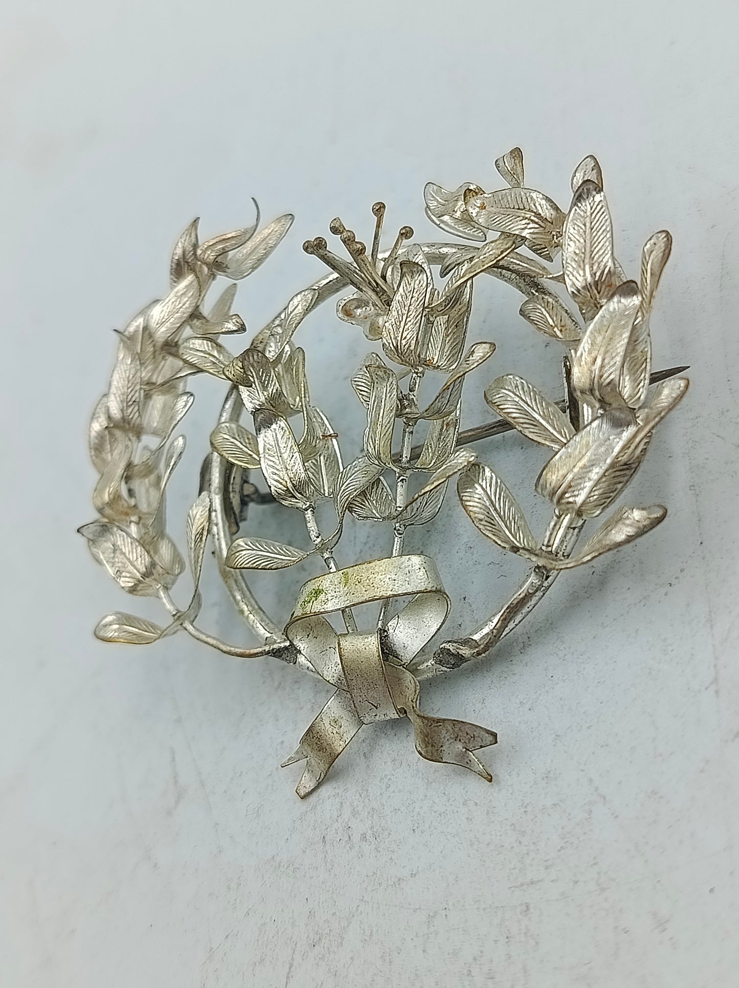 Silberfarbene Kranz Brosche mit Blattmotiv im klassischen Vintage Stil