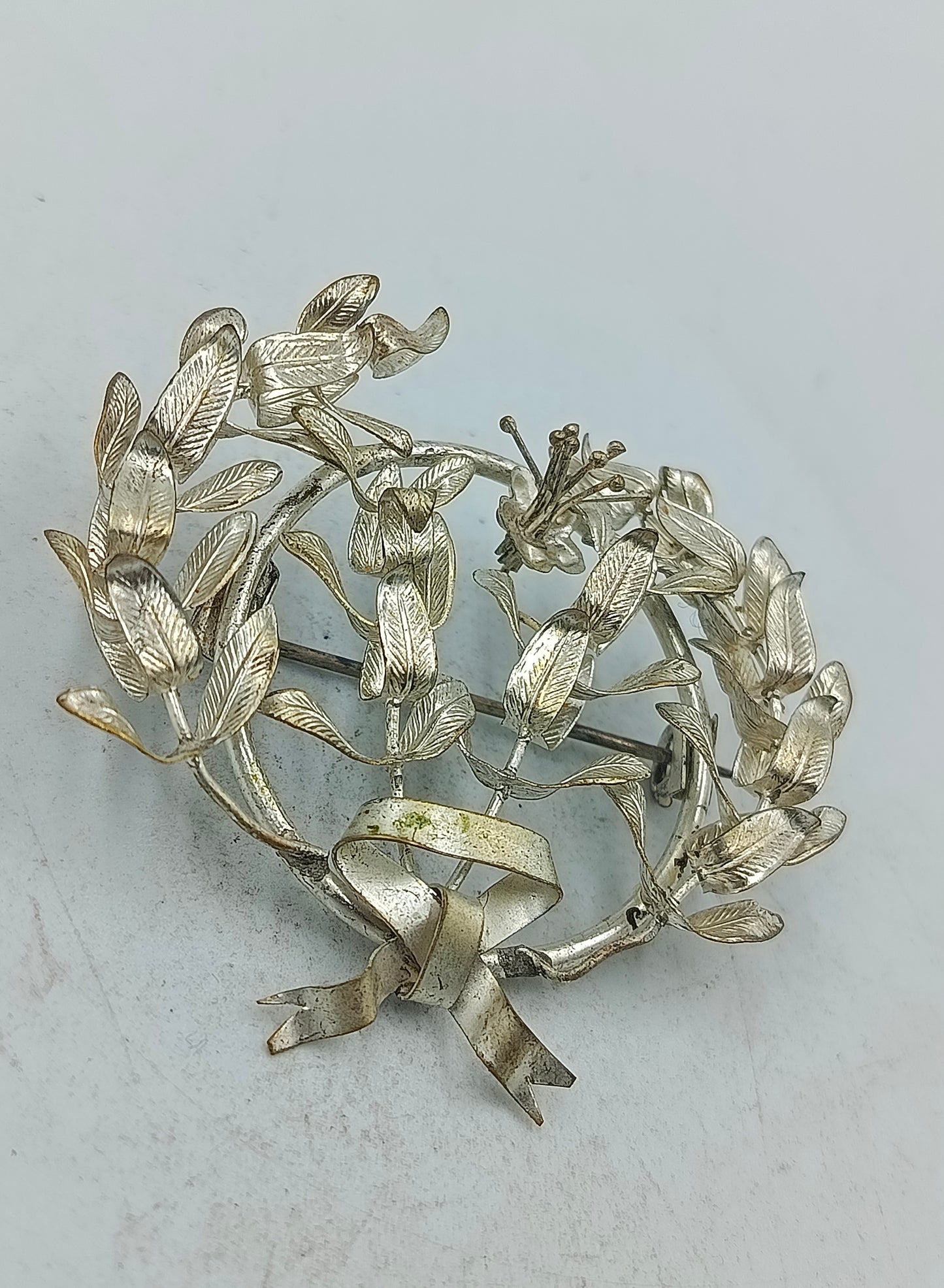 Silberfarbene Kranz Brosche mit Blattmotiv im klassischen Vintage Stil