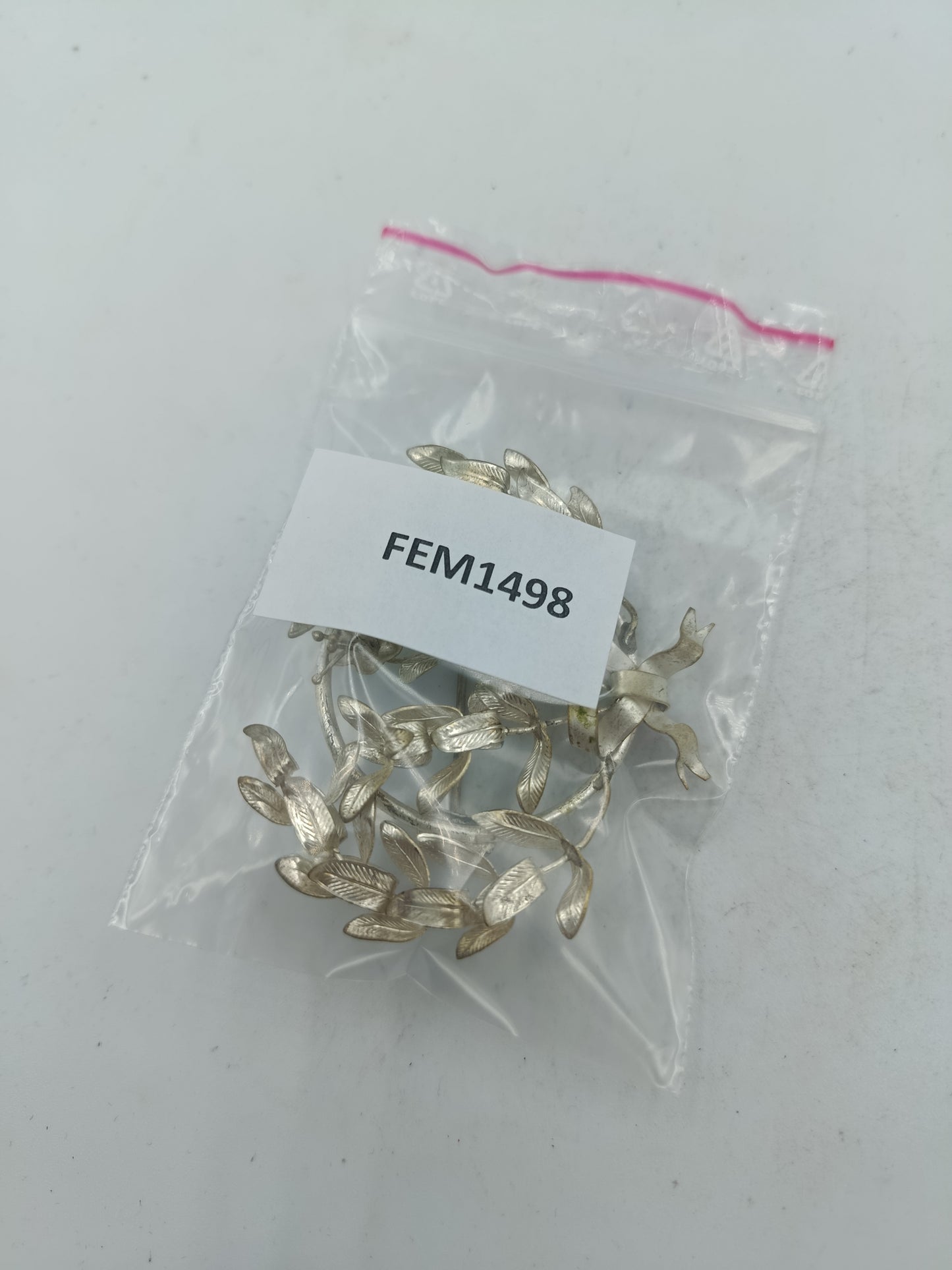 Silberfarbene Kranz Brosche mit Blattmotiv im klassischen Vintage Stil