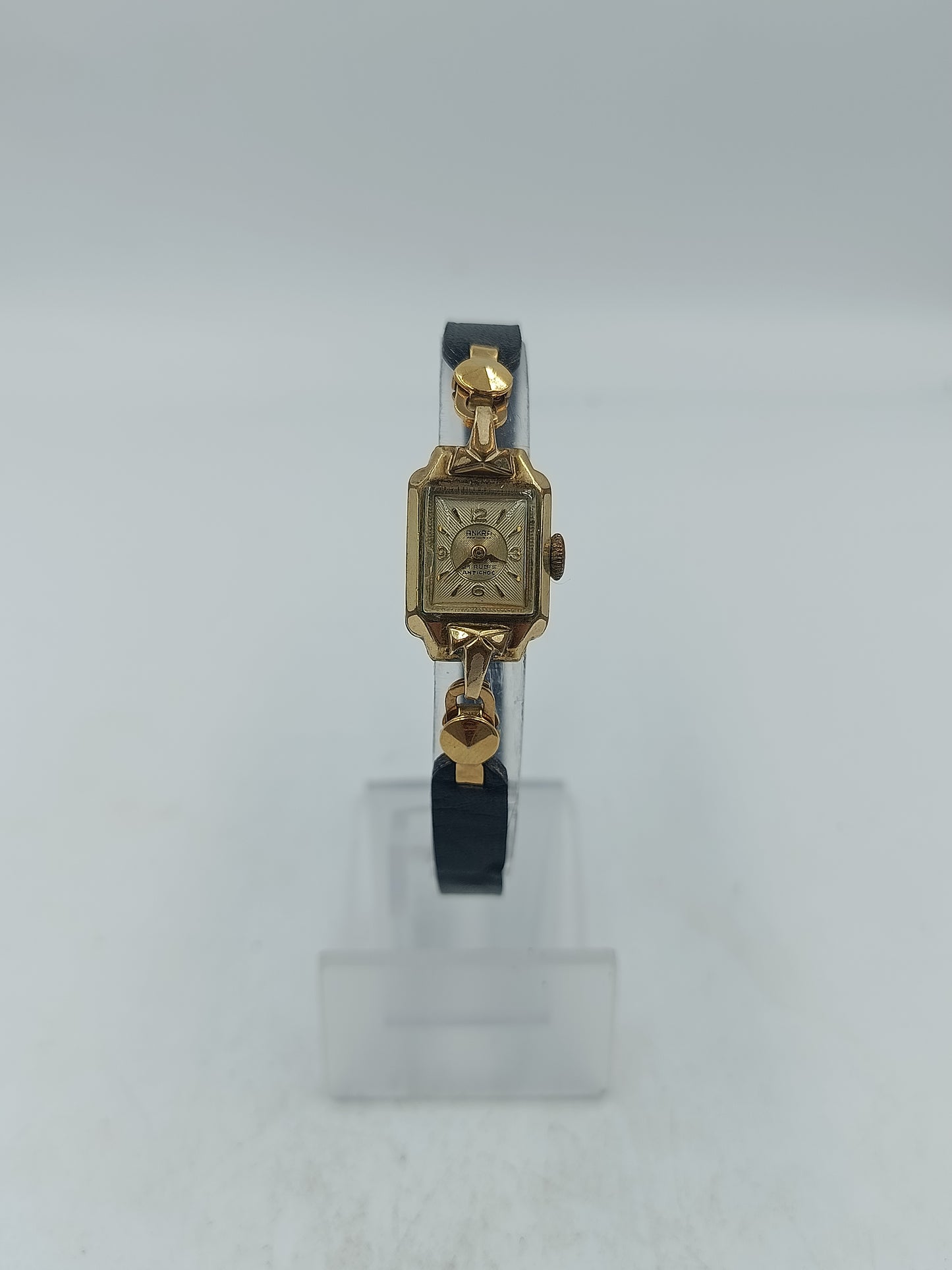 Goldfarbene Armbanduhr mit schwarzem Lederband Seiko Quartz