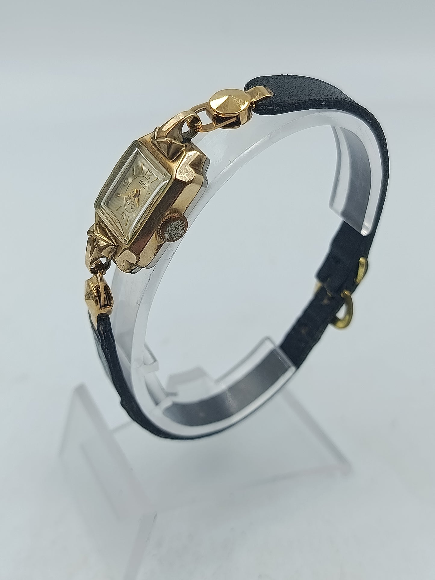 Goldfarbene Armbanduhr mit schwarzem Lederband Seiko Quartz