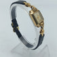 Goldfarbene Armbanduhr mit schwarzem Lederband Seiko Quartz