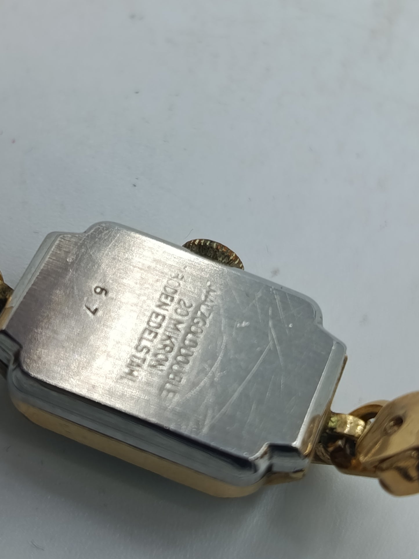 Goldfarbene Armbanduhr mit schwarzem Lederband Seiko Quartz