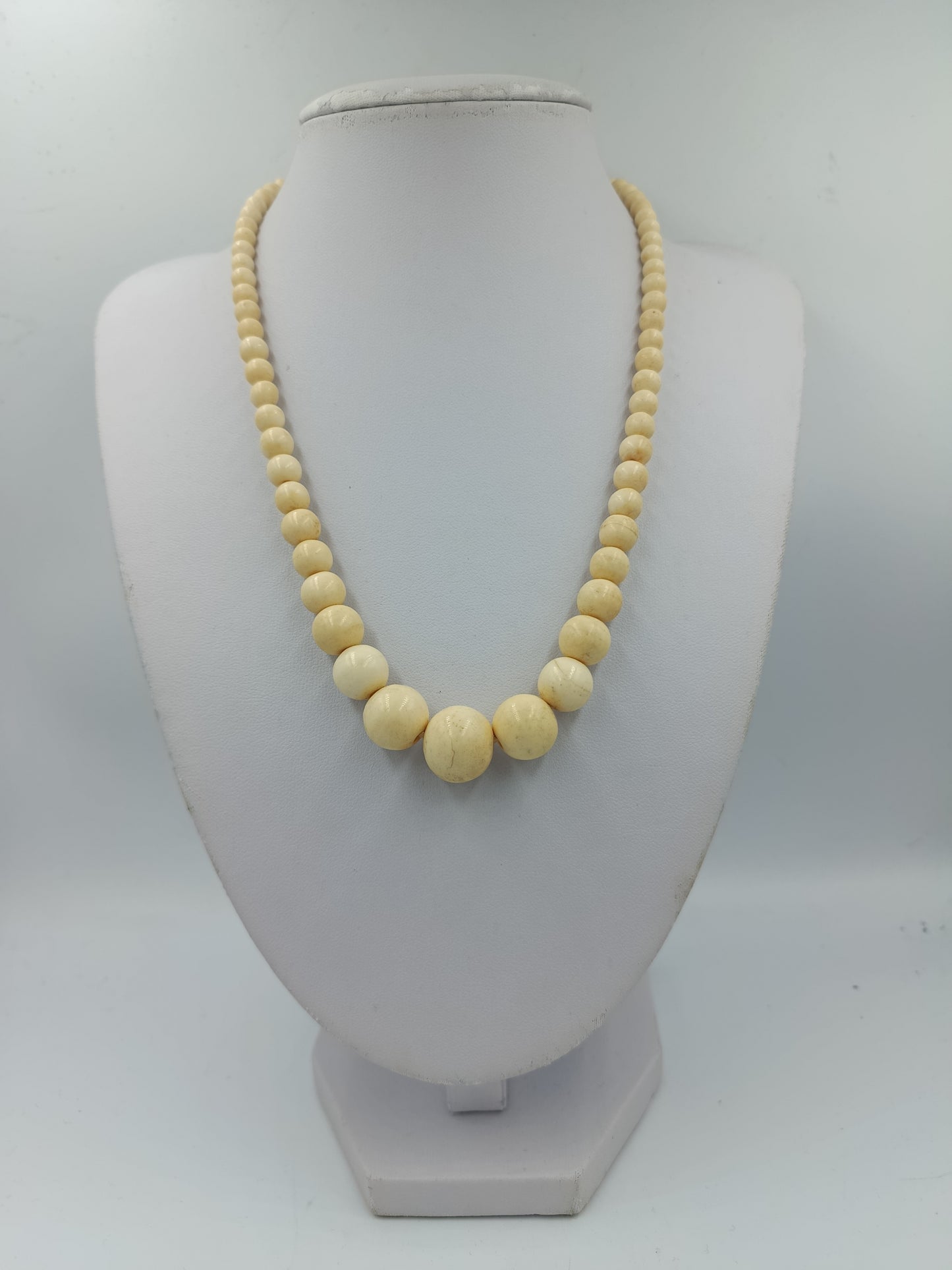 Helle Natur Perlenkette mit runden Kugeln in warmem Creme Ton